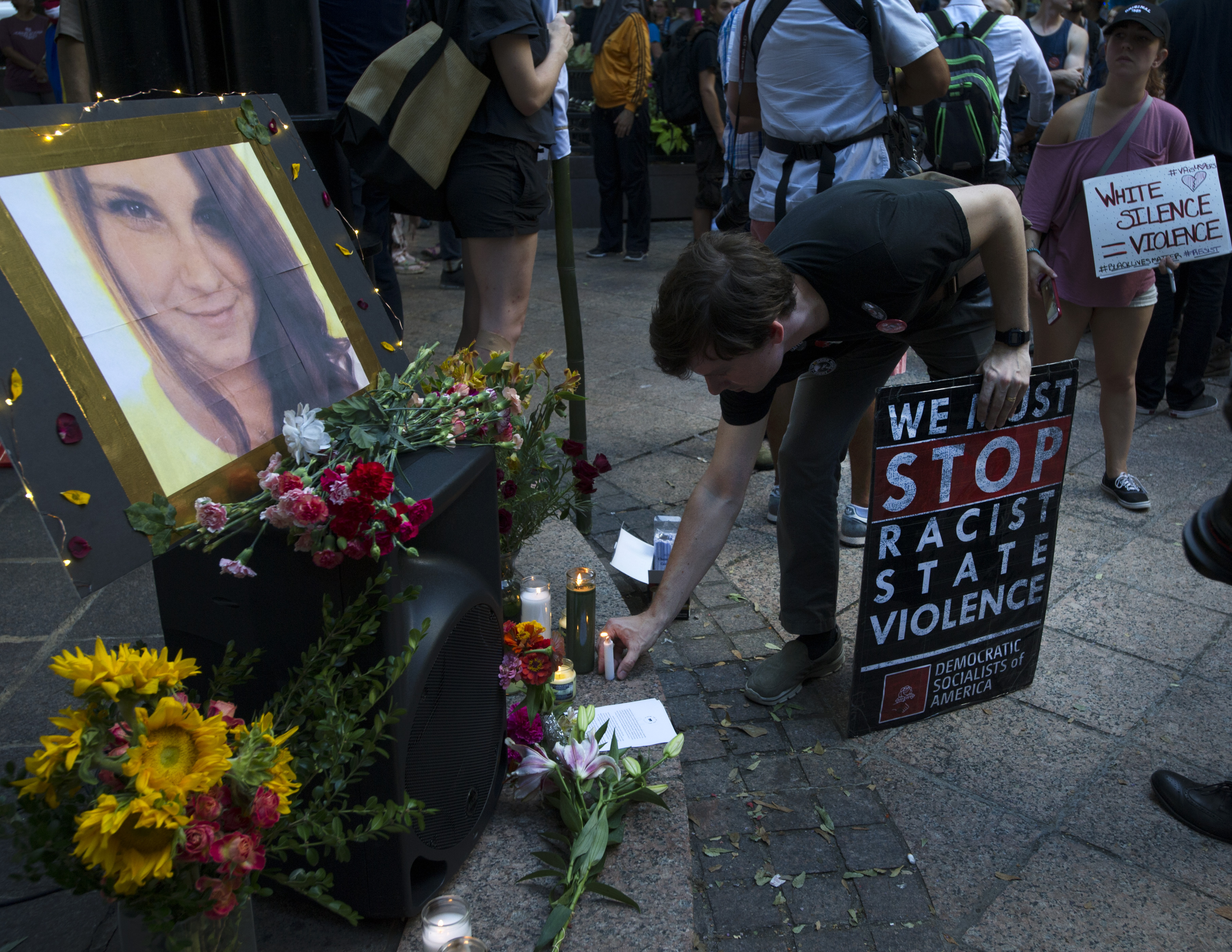 2017年8月13日，美國維州夏洛特維爾。鮮花與卡片追悼因抗議「右派大團結」（Unite the Right ）遊行，遭汽車衝撞罹難的海瑟海爾。（東方IC）