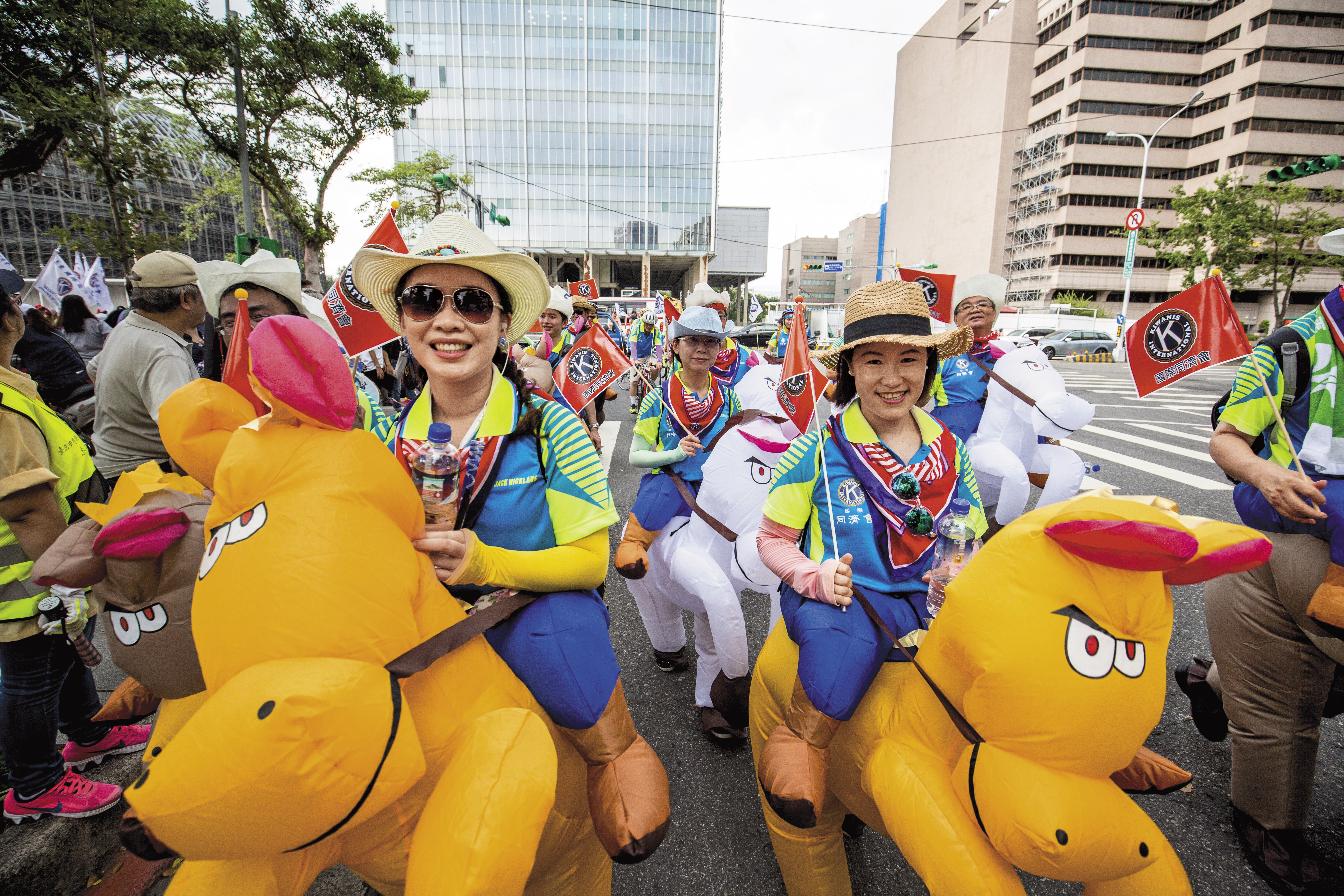 上週末的大遊行，為林口選手村的開村拉出起身炮，3萬個歡笑的面孔，不只帶來希望，也帶來消費。