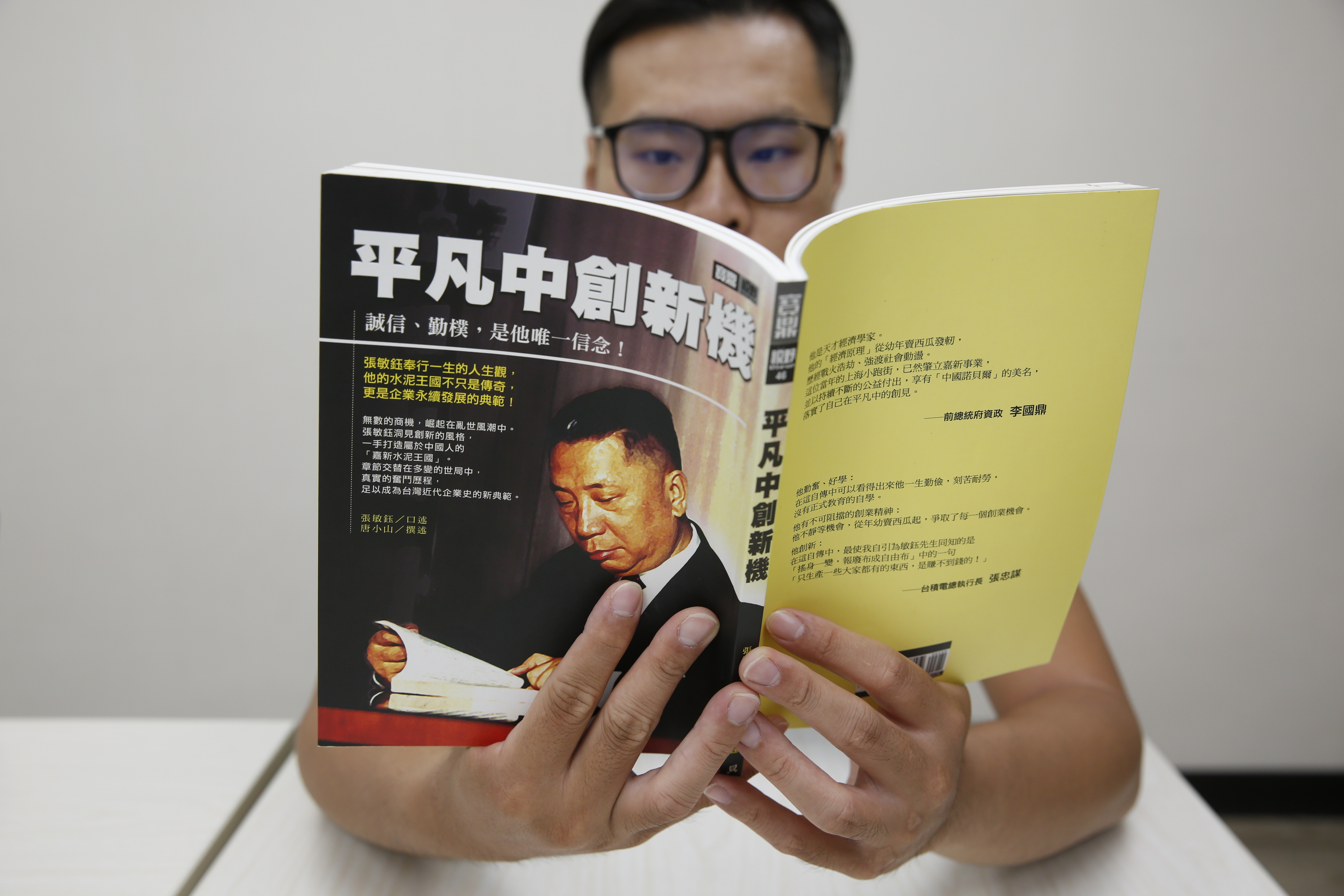 17歲就開始跑業務的嘉泥創辦人張敏鈺，不僅懂得和店員打好關係，連划拳躲酒也有一套。