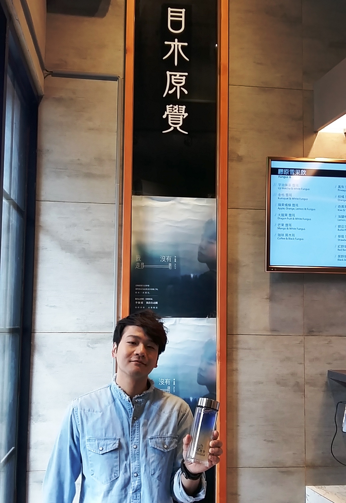 李崗霖自資3百萬發行新專輯，日前更到飲料店擔任一日店長。