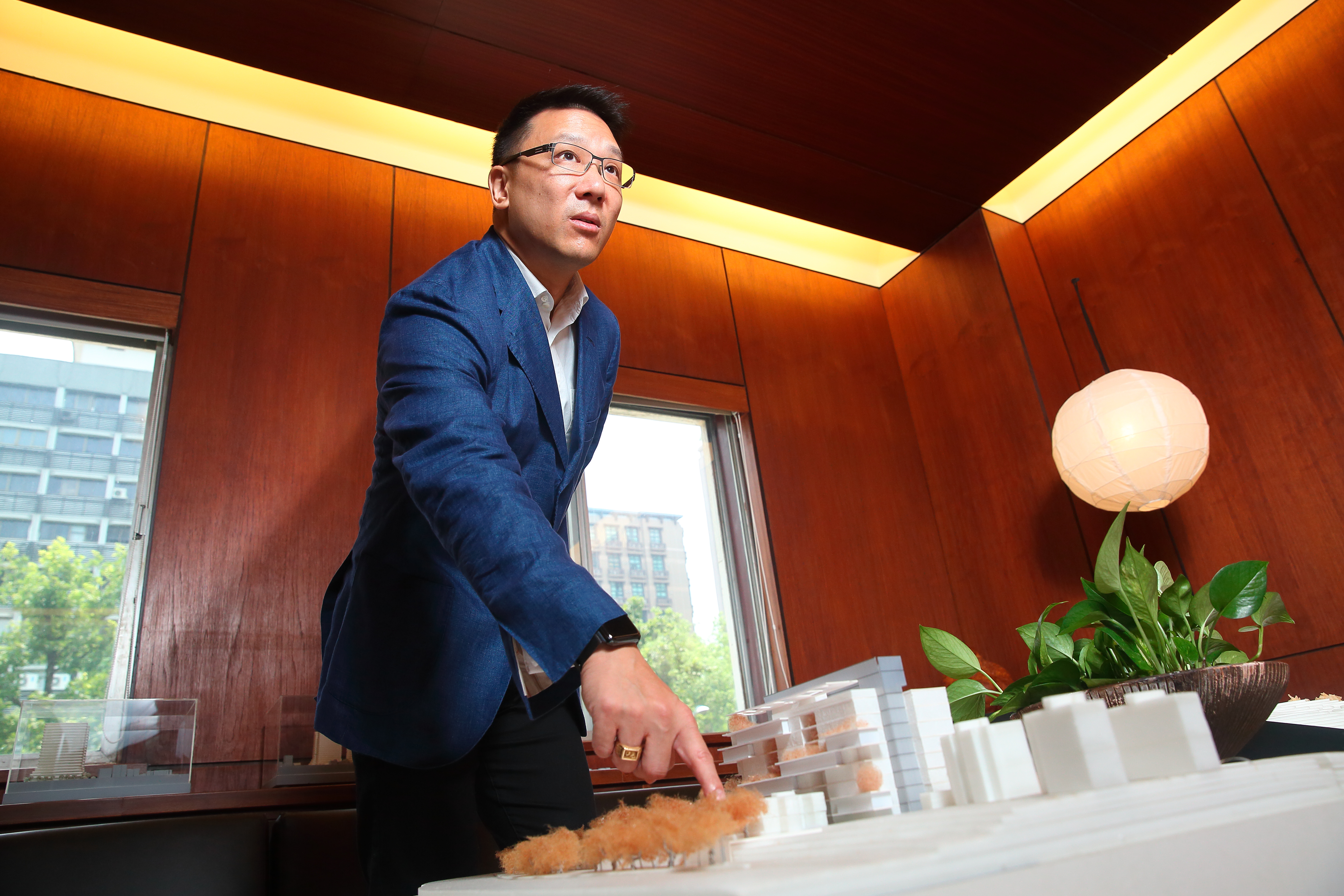 嘉新水泥集團第三代接班人張剛綸拚轉型、跨足飯店業，進軍義大利、日本開飯店，還在台灣開第一家做月子中心。