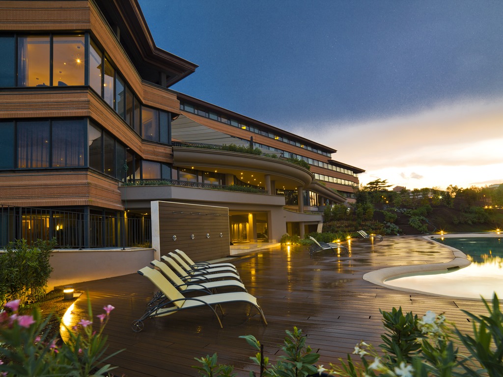 嘉泥董事長張剛綸和叔叔張安平的雲朗觀光集團，攜手進軍義大利羅馬黃金地段投資A.Roma飯店，已於前年開幕。