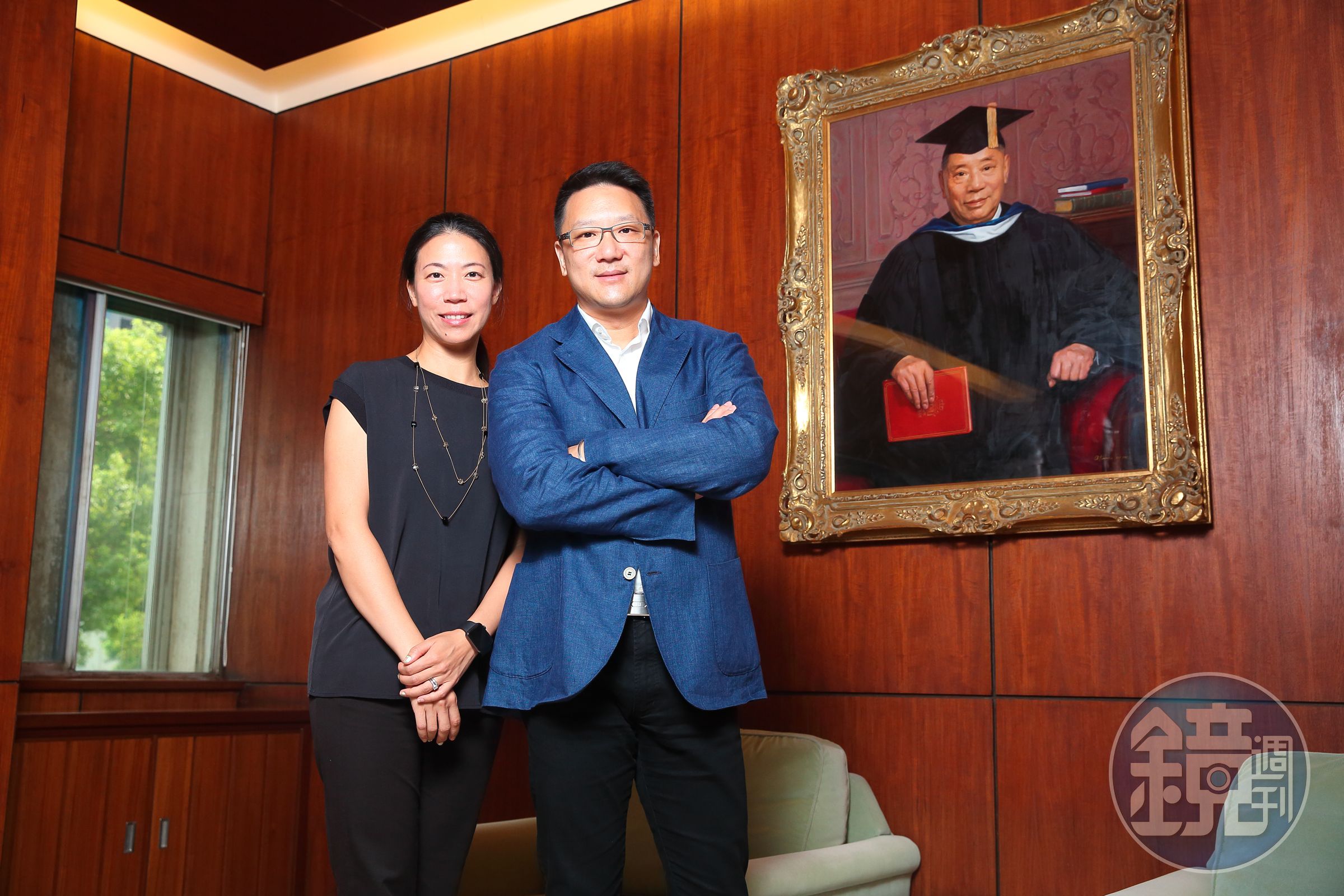祖父張敏鈺非常重視家族聚會，嘉泥董事長張剛綸（右）從小和表妹王立心（左）一起玩，長大成為合作打拚的事業夥伴。旁為張敏鈺畫像。