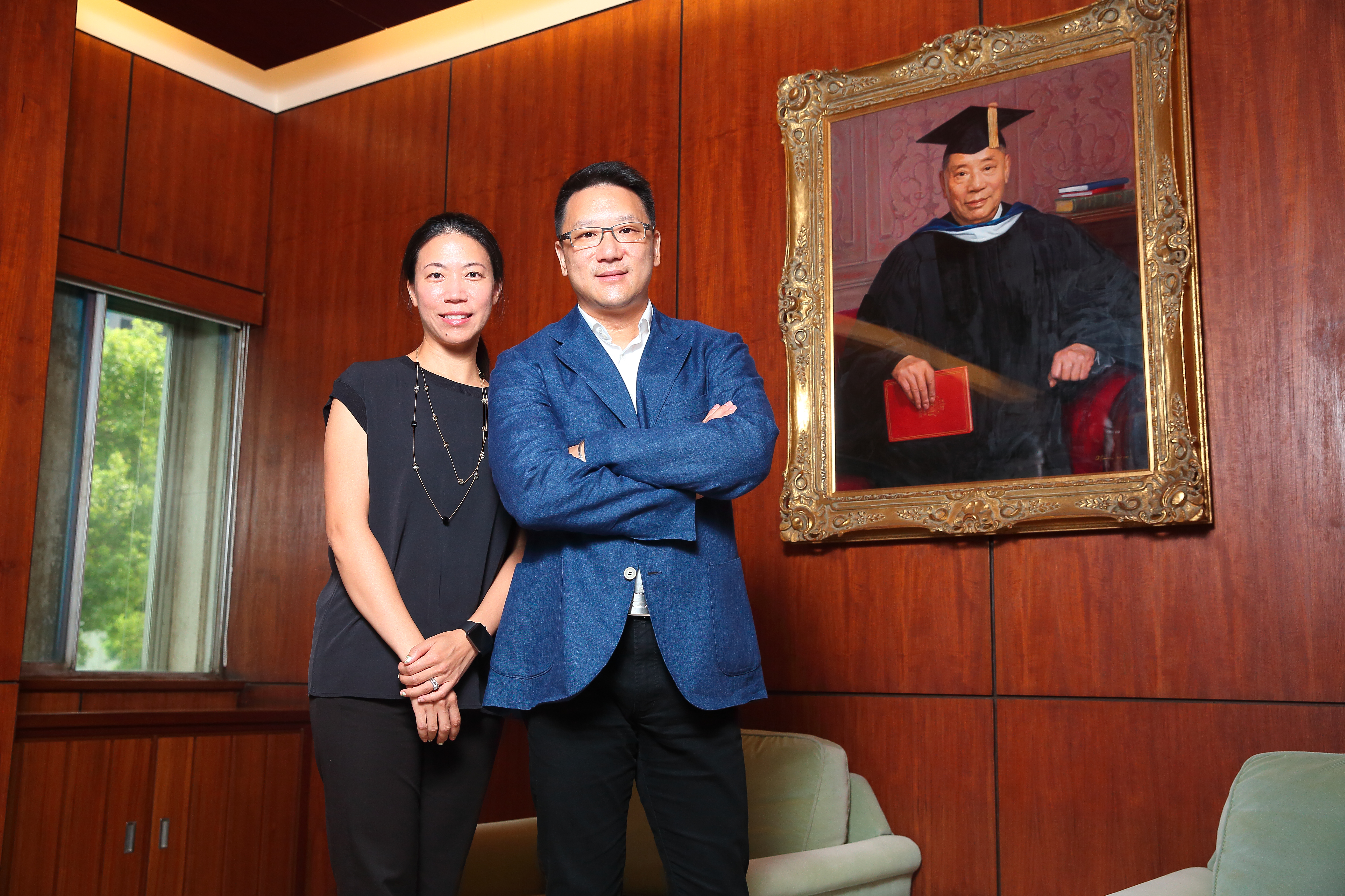 祖父張敏鈺非常重視家族聚會，嘉泥董事長張剛綸（右）從小和表妹王立心（左）一起玩，長大成為合作打拚的事業夥伴。旁為張敏鈺畫像。