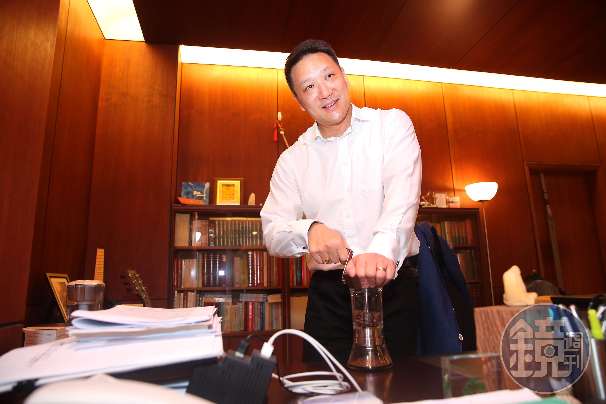 張剛綸留學時練就好廚藝，午後也自己捲起袖子煮咖啡，從烘豆、磨豆、瀘壼等一手包辦。