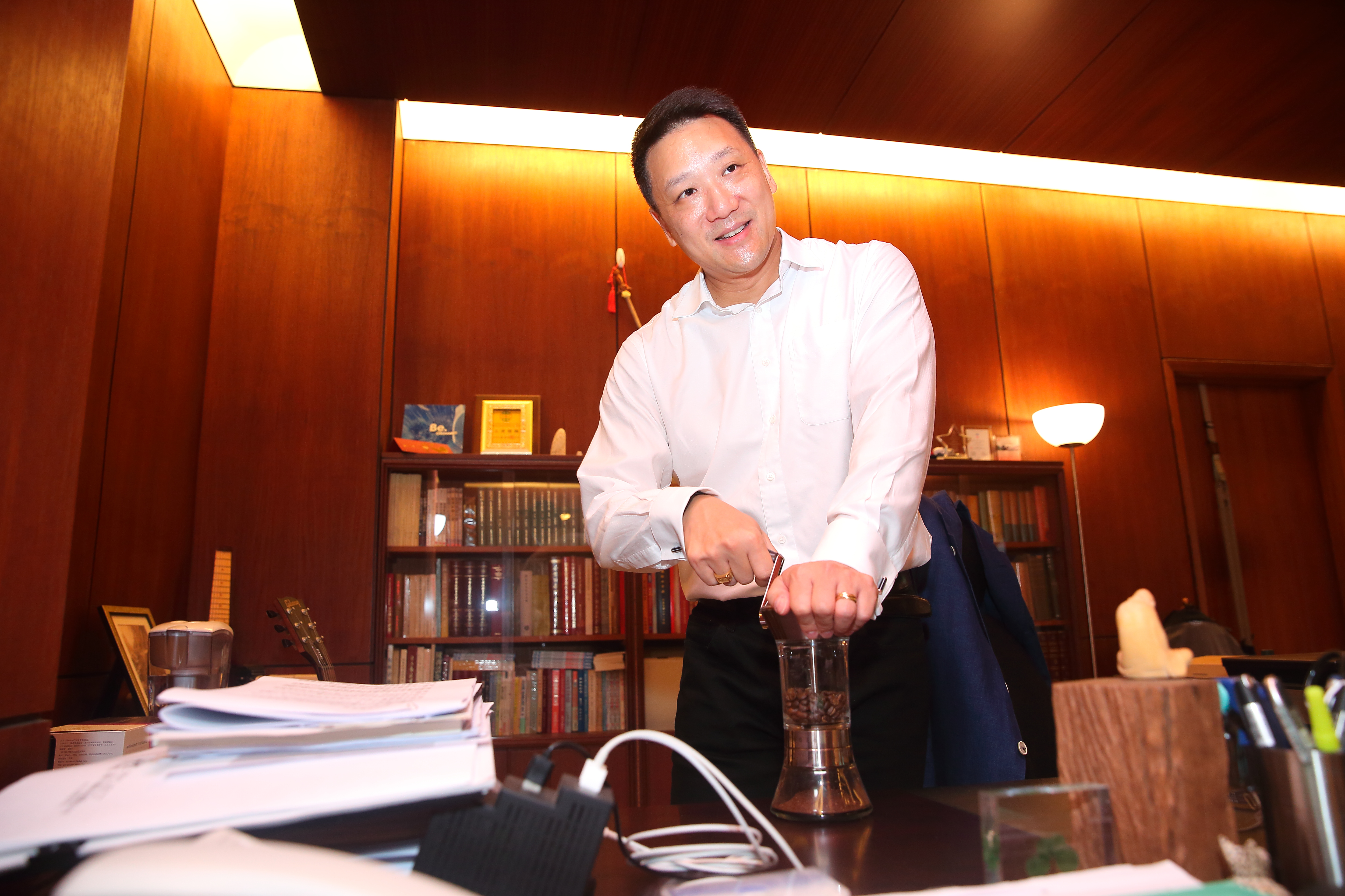 張剛綸留學時練就好廚藝，午後也自己捲起袖子煮咖啡，從烘豆、磨豆、瀘壼等一手包辦。