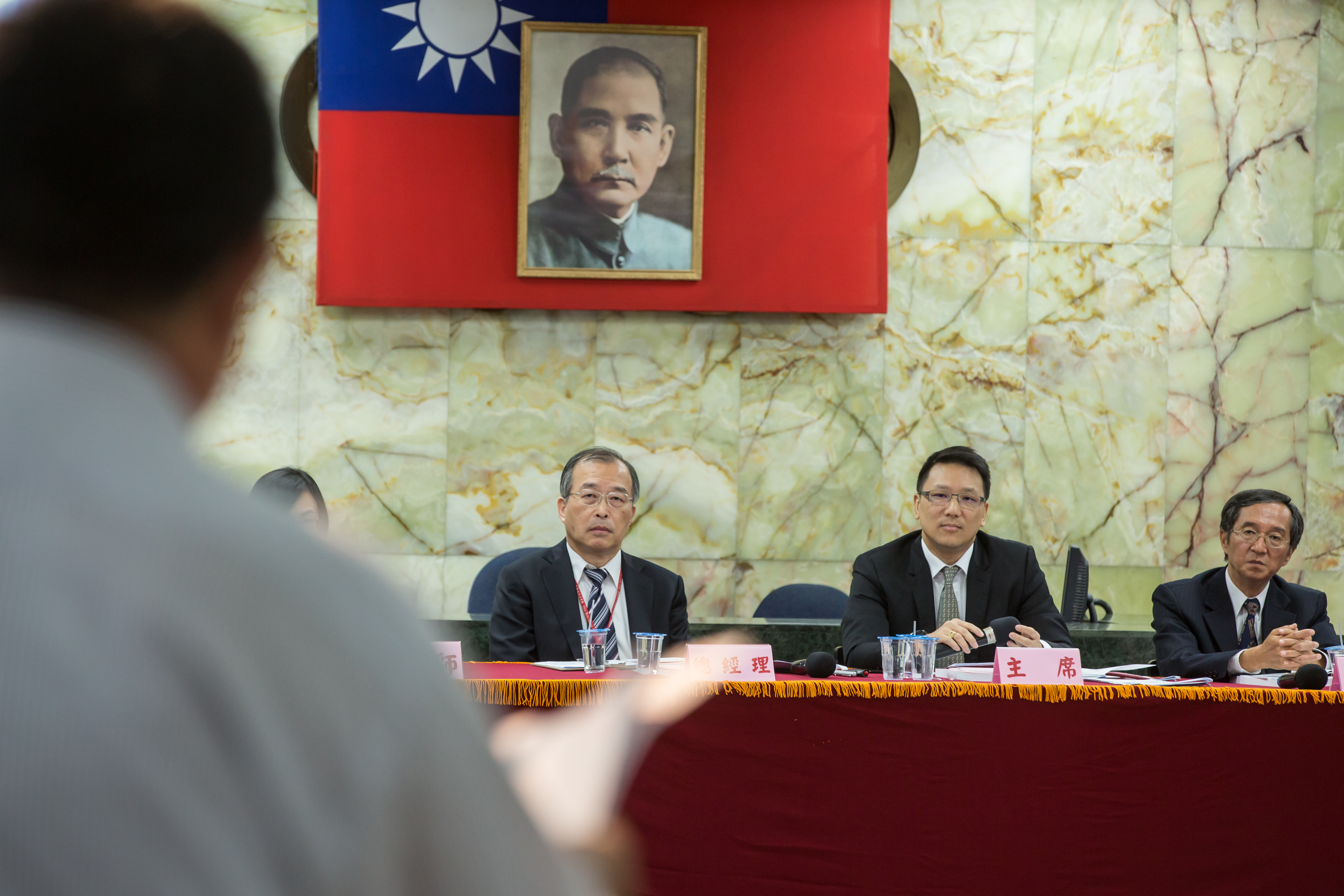 由於轉型之路漫長，嘉泥股價未見起色，張剛綸今年主持股東會，面對小股東輪番砲轟時，耐心解釋。