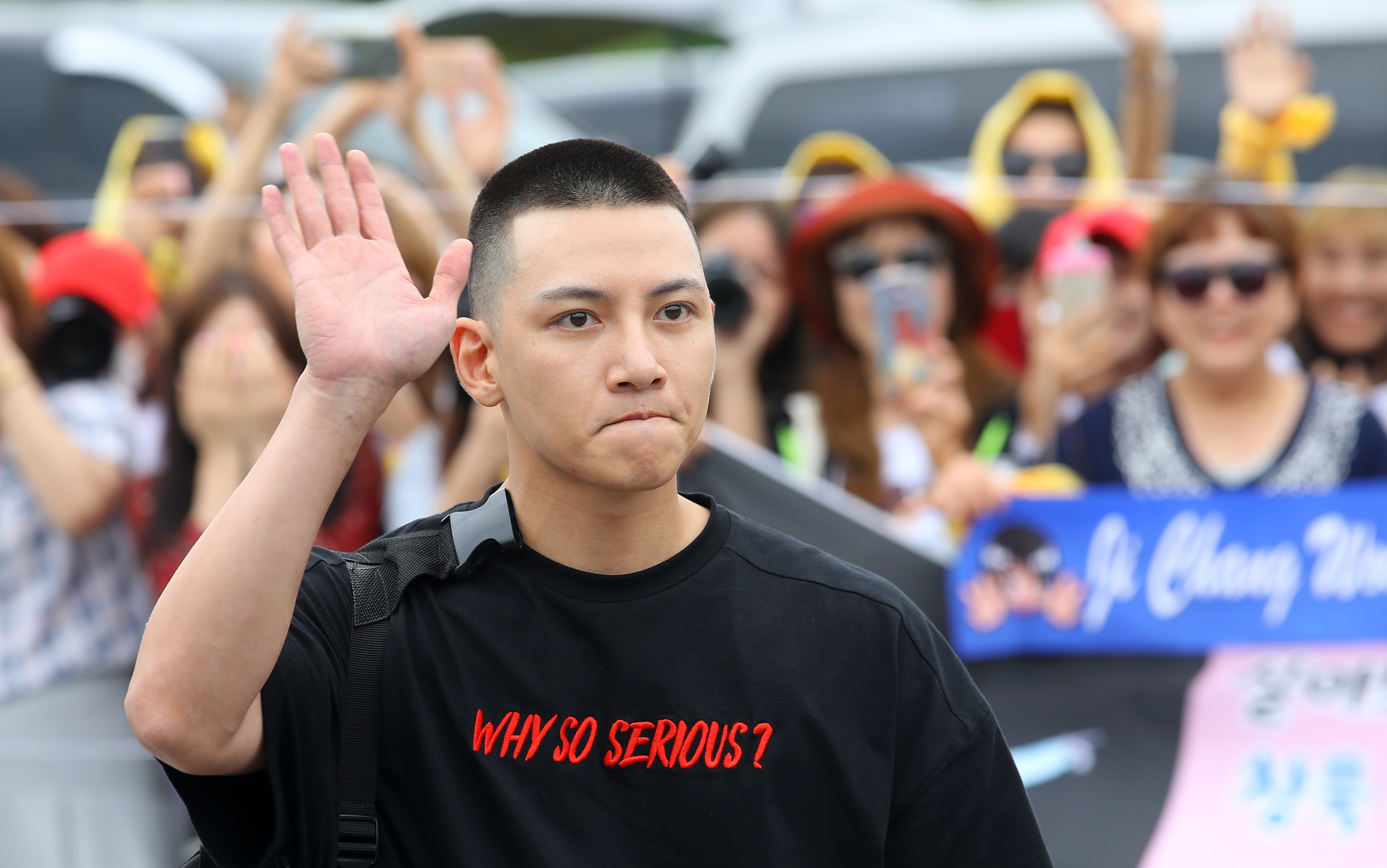 理了平頭的池昌旭今日從軍，見到大批粉絲前來送行，難掩激動之情。（東方IC）