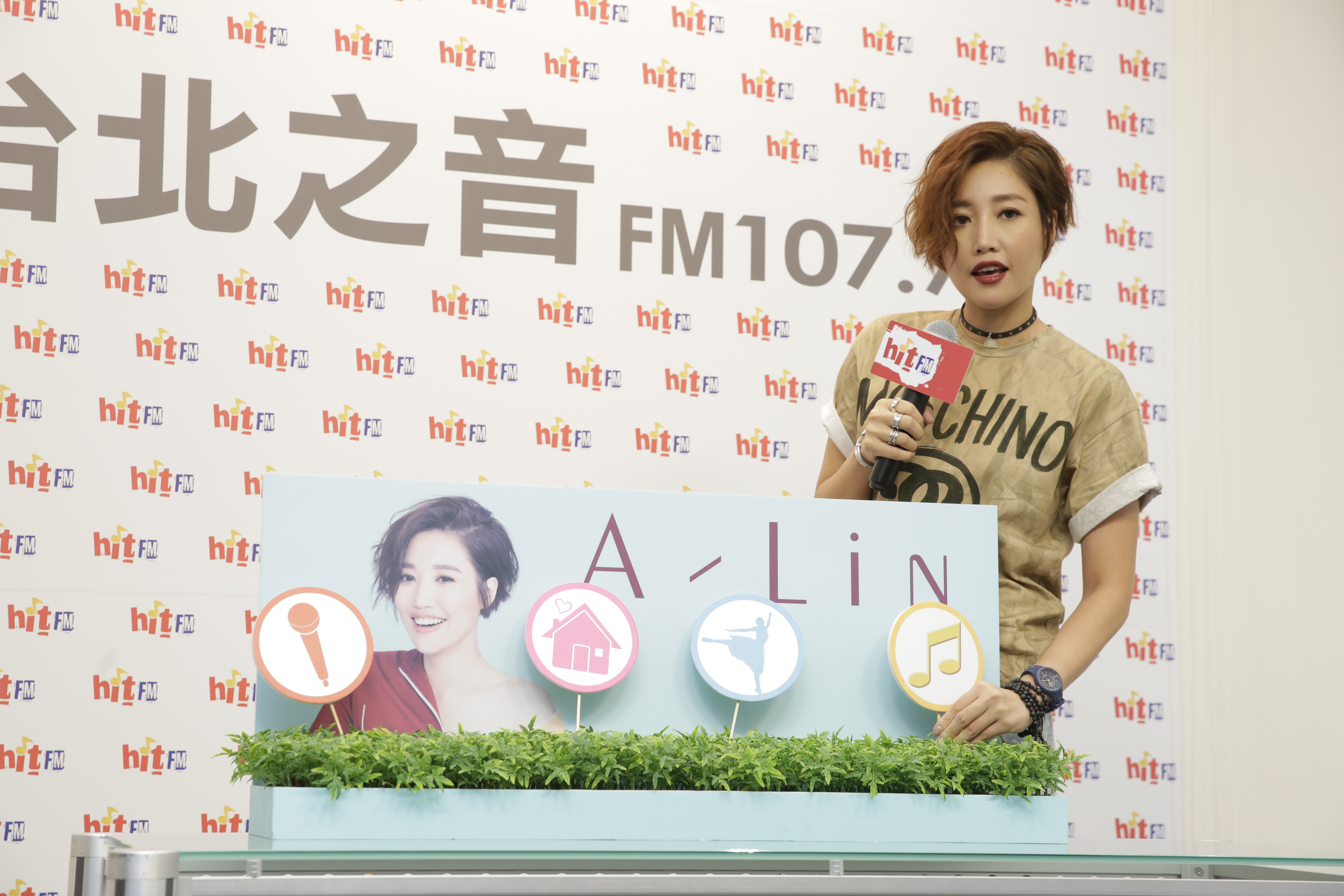 剪了一頭短髮的A-Lin現身電台活動，為同名新專輯暖身宣傳。