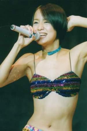 過去鈴美亞美是小室哲哉家族中的一員,唱片賣破過百萬,但後來不了了之。(翻攝網路)