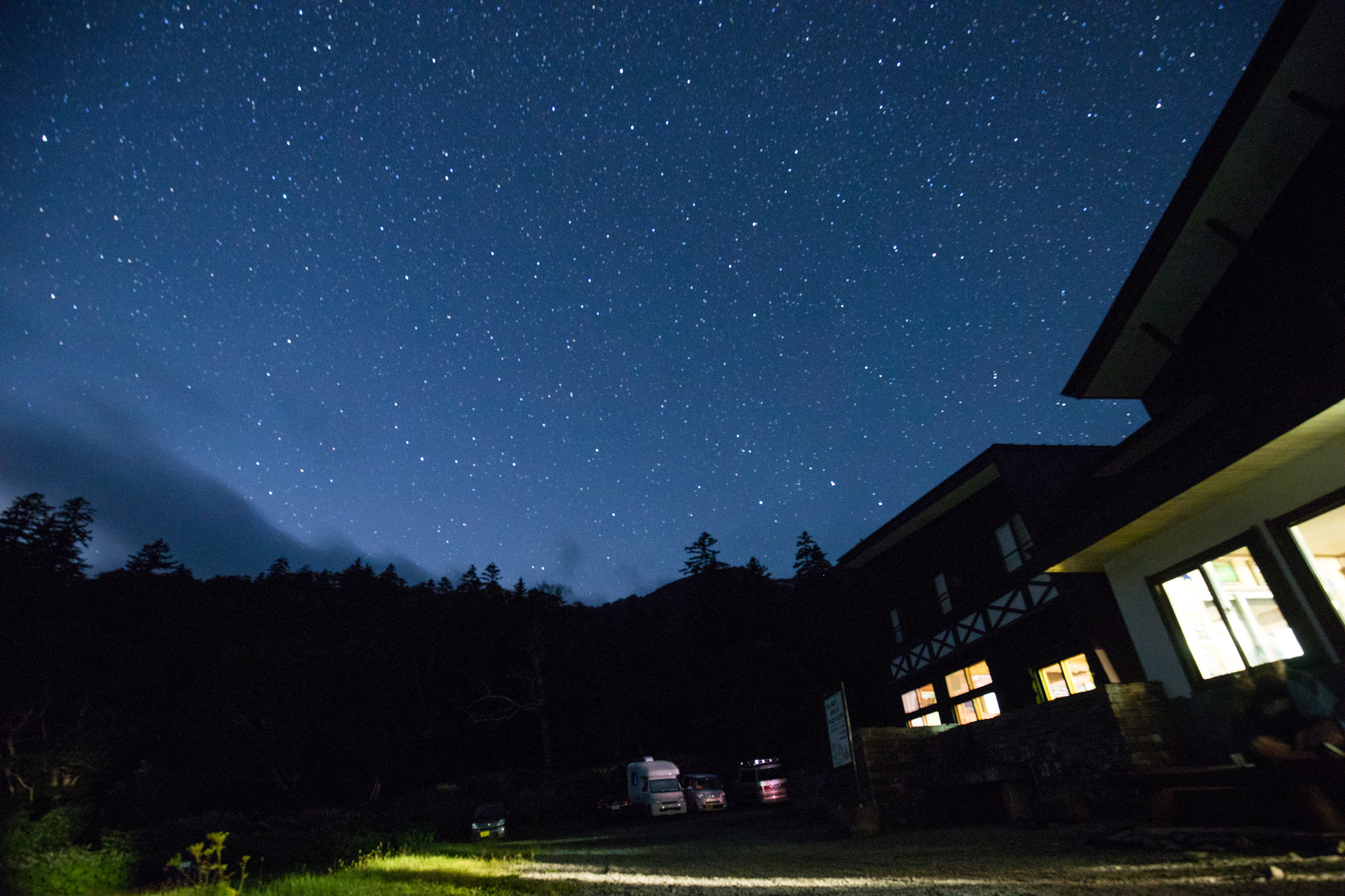 入夜後的大雪山區滿天星空，我們還幸運地看到兩顆流星。
