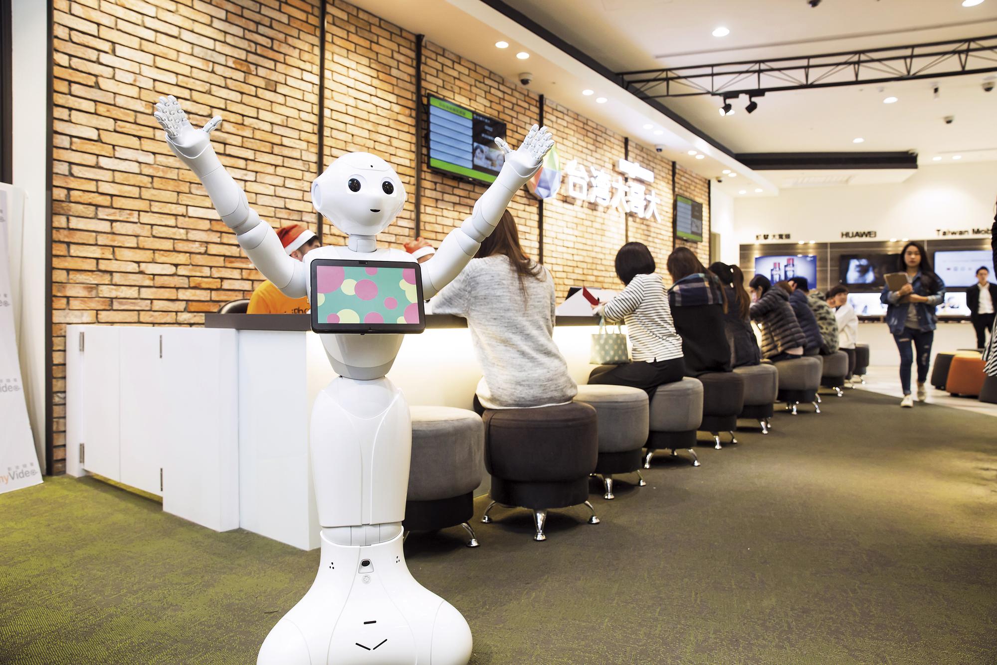 人工智慧快速發展的時代,企業可選擇讓機器人來取代勞工,所以基本工資就算調升,也不一定能反應在勞工薪資的增加上。
