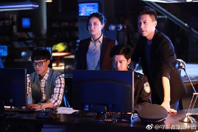 靳東在新戲《守衛者-浮上水面》飾演國安局偵察員,緝兇辦案,還有動作場面。(翻攝自守衛者微博)
