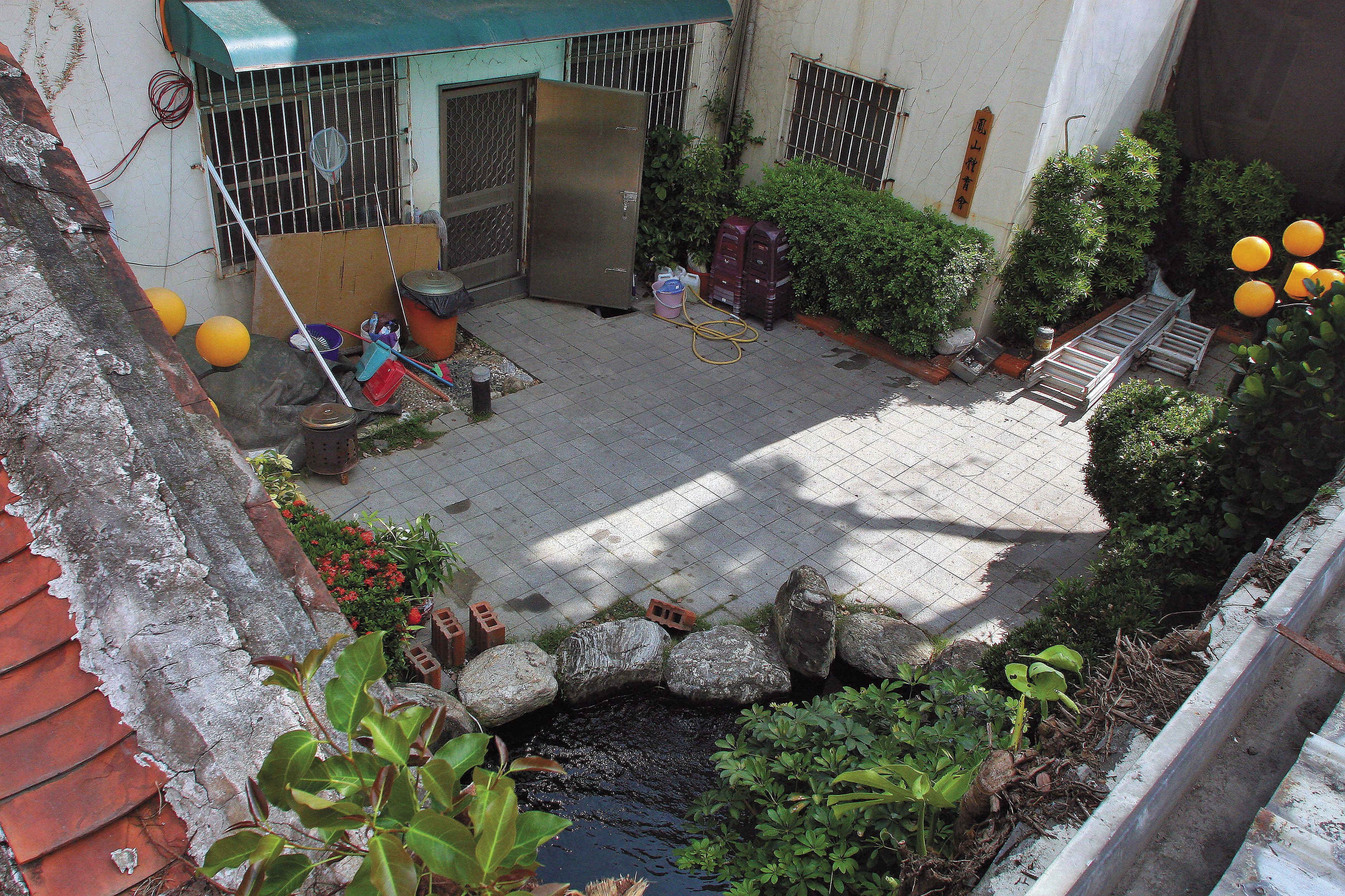 林益世的母親沈若蘭供稱，曾在高雄鳳山的林益世老家後院燒美元，並將現金藏進水池。（中央社）