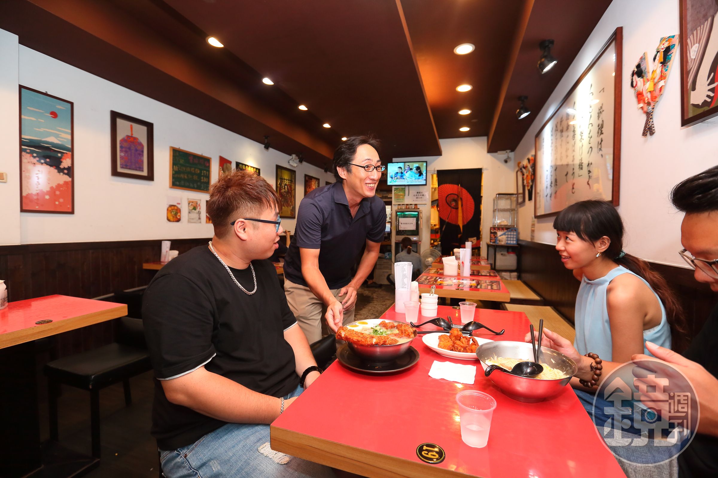 中午用餐時間，野崎孝男（中）熱情與客人打招呼。