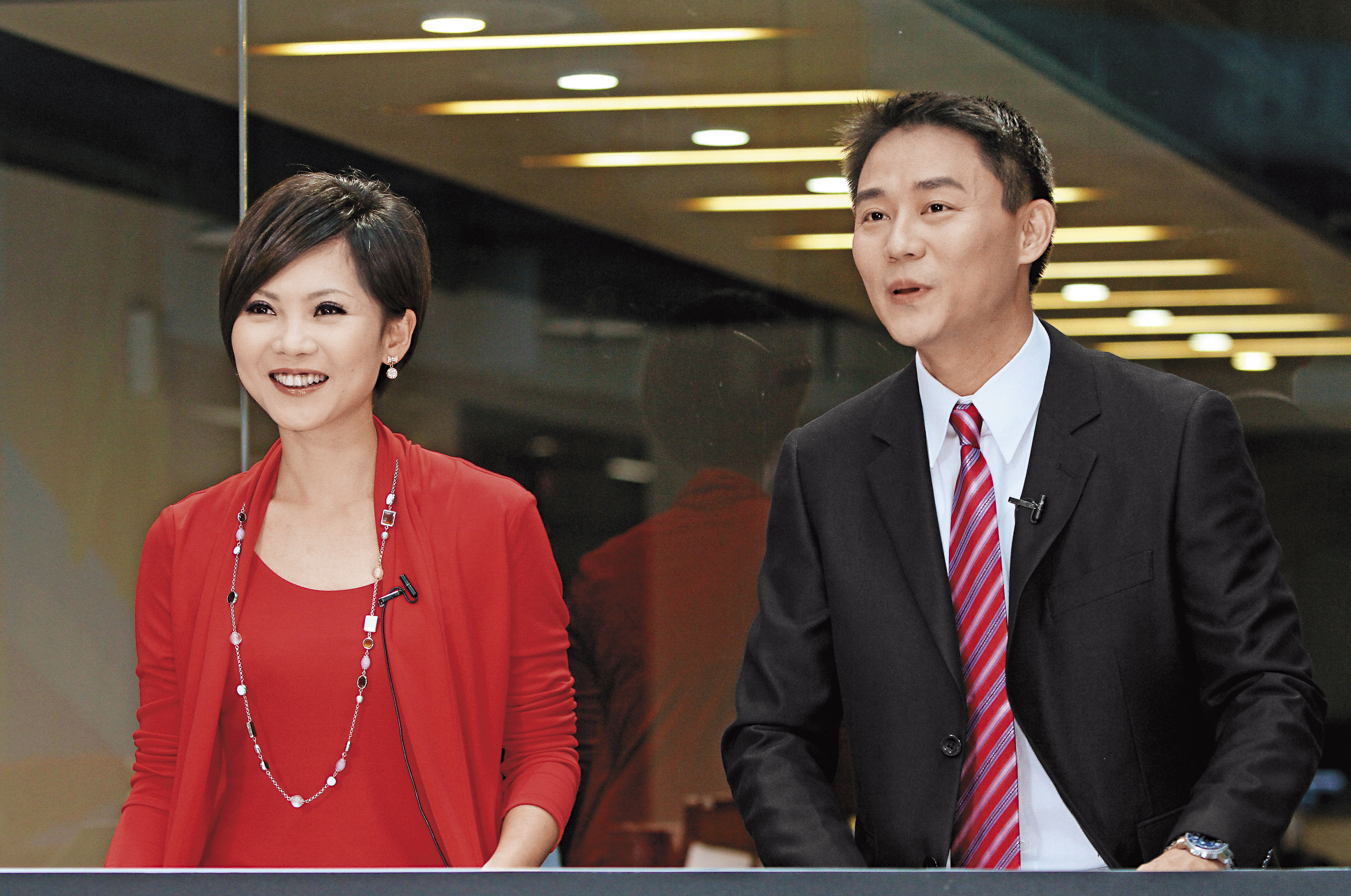 彭愛佳（左）曾是中視當家女主播，主跑政治，嫁給林益世後，事業如日中天，涉入收賄案後轉內勤製作人，5月間甫獲升任中視採訪中心主任。（聯合知識庫）