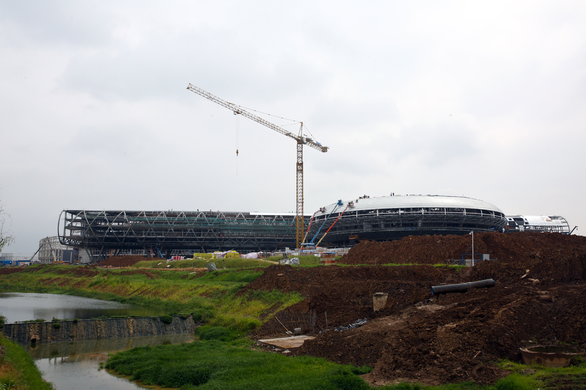 站在紫光半導體產業基地項目指揮部前，可以清楚看到台積電南京廠外觀的施工進度。