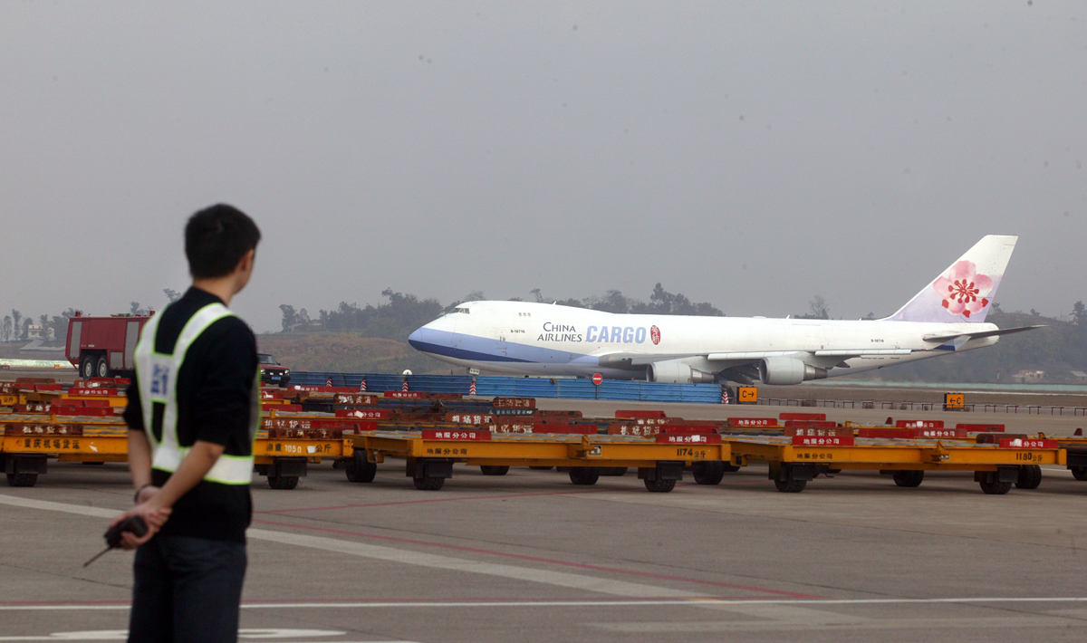 運送台積電設備的華航南京專案包機，是兩年來首架降落祿口機場的貨機。（東方IC）