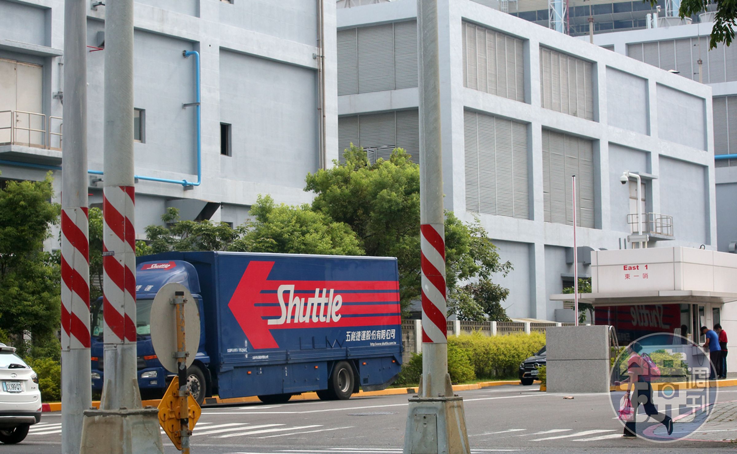 一輛輛寫著「溫控氣墊車」的五崧捷運貨櫃車，不斷在台積電南科廠門口出現。