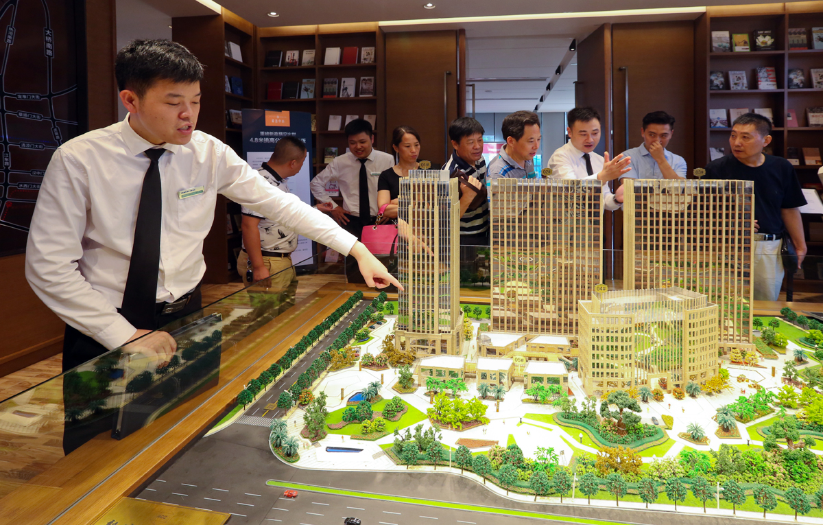 浦口附近的房產價格飆漲，非假日銷售中心前往看房的投資人絡繹不絕。