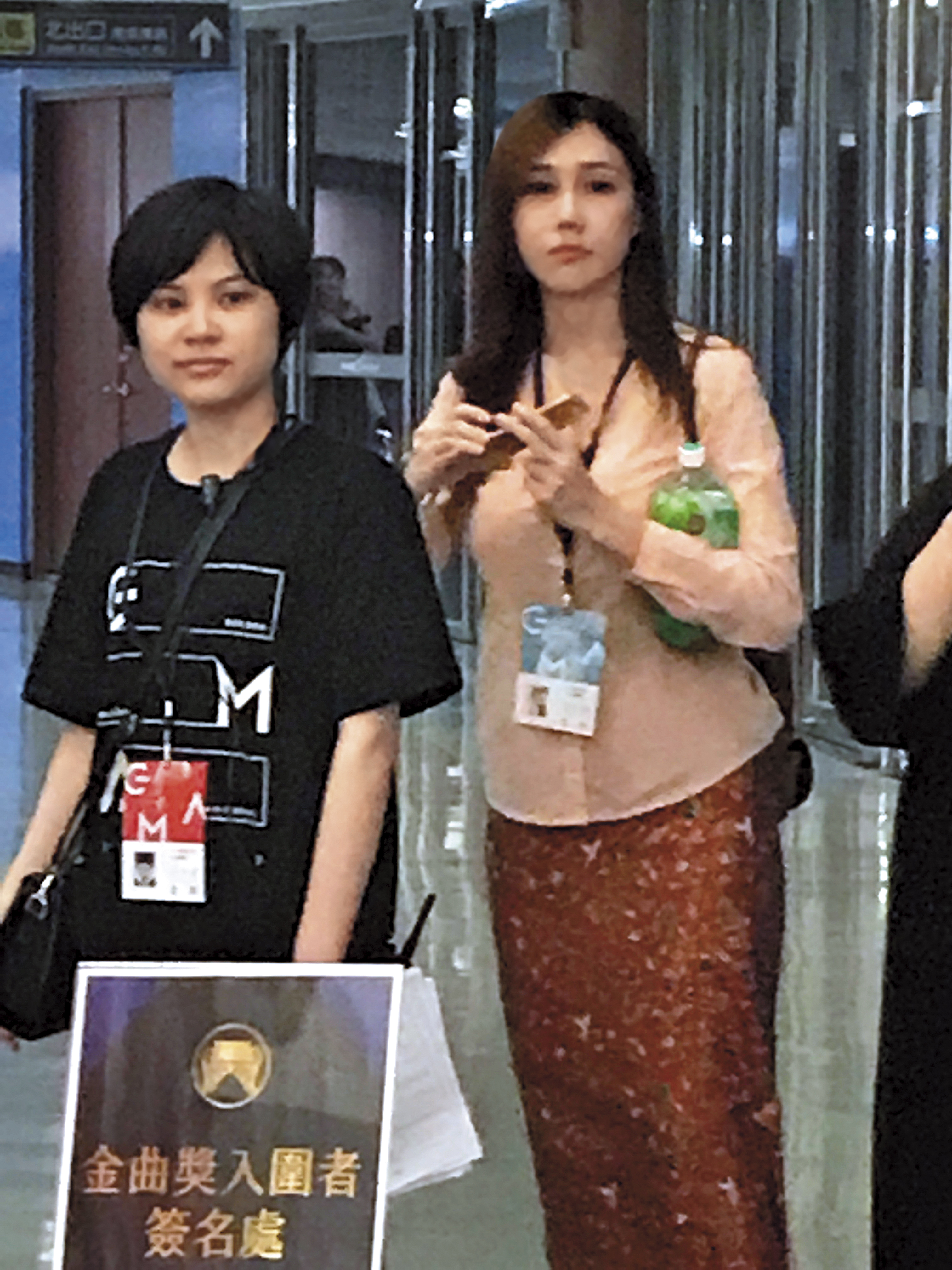 黃明志的化妝師女友Sarah（右），神似海倫清桃。（讀者提供）