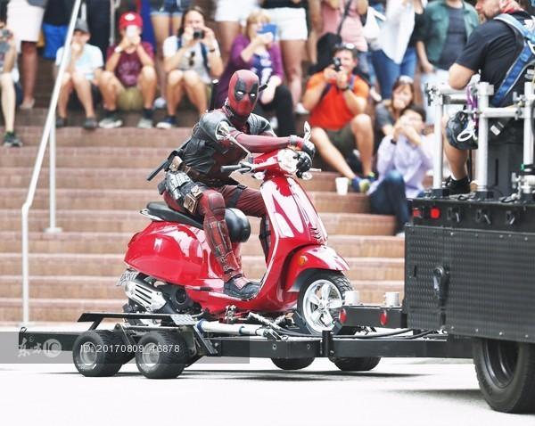  哈里斯是首位非裔女賽車手，也是她首次擔任電影特技，為《死侍2》的女主角莎琪碧茲擔任替身，卻不幸死亡。