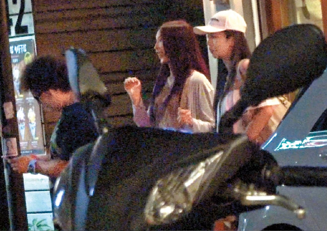 8月13日，22:07，酒足飯飽後，納豆（左）帶著2女上計程車離開，把妹成功。