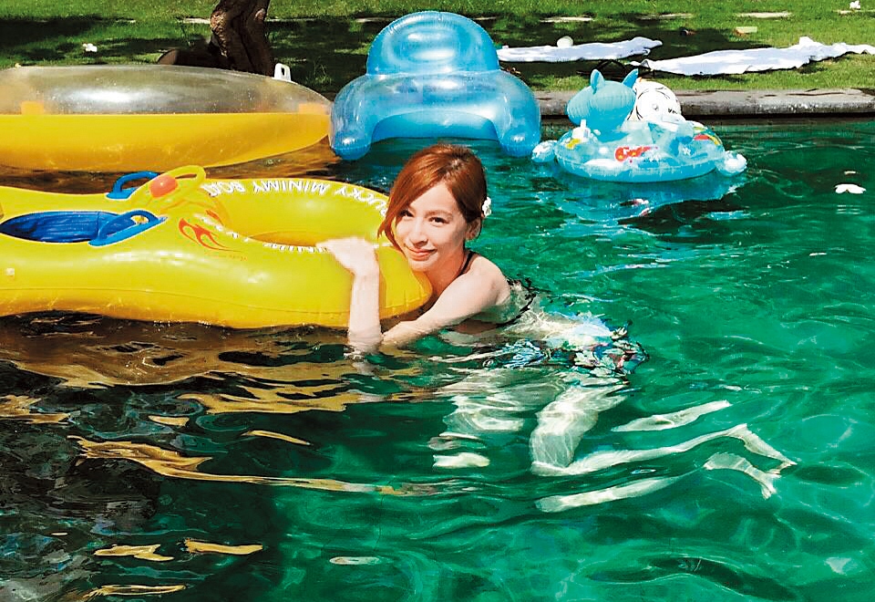 王心凌度假的時候也會開心上傳自己的清涼照片，但這次主張內褲床照是被偷拍，所以一度想要訴諸法律、告姚元浩找出外流者。（翻攝自王心凌臉書）