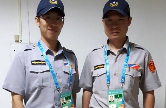 員警在昨日凌晨接獲巴西足球隊經理報案，指自己遺失選手村通行證，員警深夜拿著手電筒在人行道上搜尋，所幸尋回其選手村通行證。