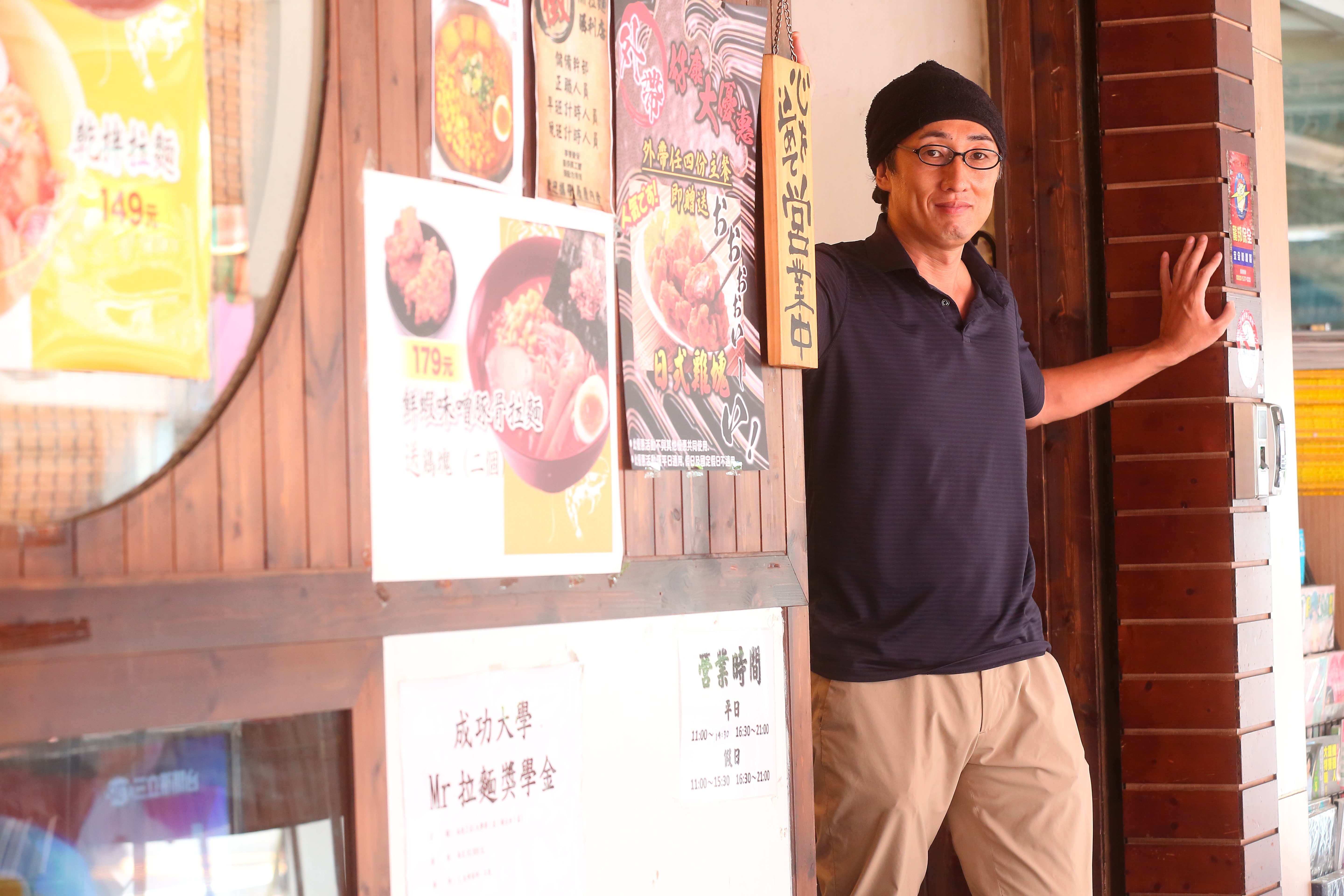 42歲的野崎孝男當過記者、議員，2007年來台攻讀台大法學博士，並創立主打平價日式拉麵的Mr.拉麵。