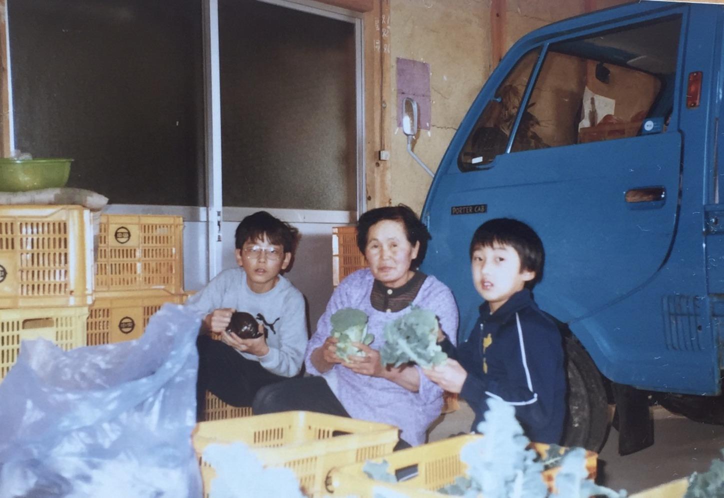 飽受家庭暴力的野崎孝男(右),自嘲在家從未有過任何美好的回憶。圖為與奶奶(中)、大哥(左)合影。(野崎孝男提供)