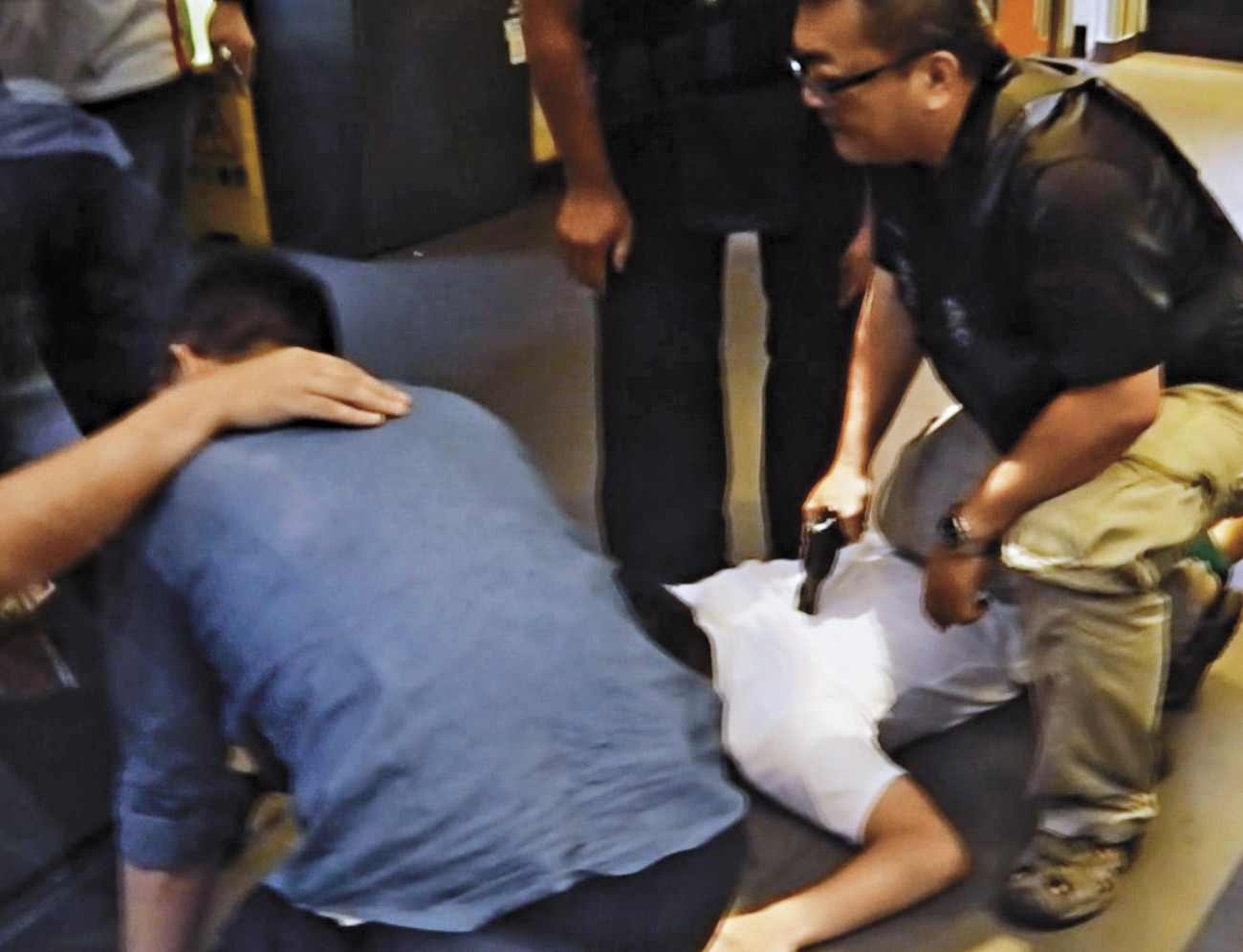 高雄警方接獲情資,匪徒出現在瑞隆路的麥當勞,大批幹員前往攻堅,逮獲毛仔槍毒集團成員。