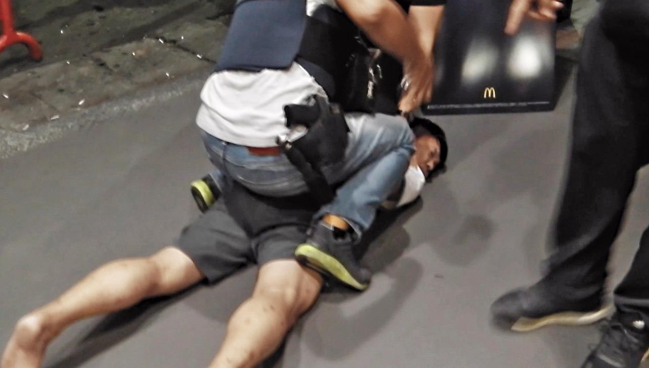 2度發生警匪槍戰，引起警方重視，大陣仗攻堅圍捕，在高雄市瑞隆路麥當勞逮獲集團成員3男1女。