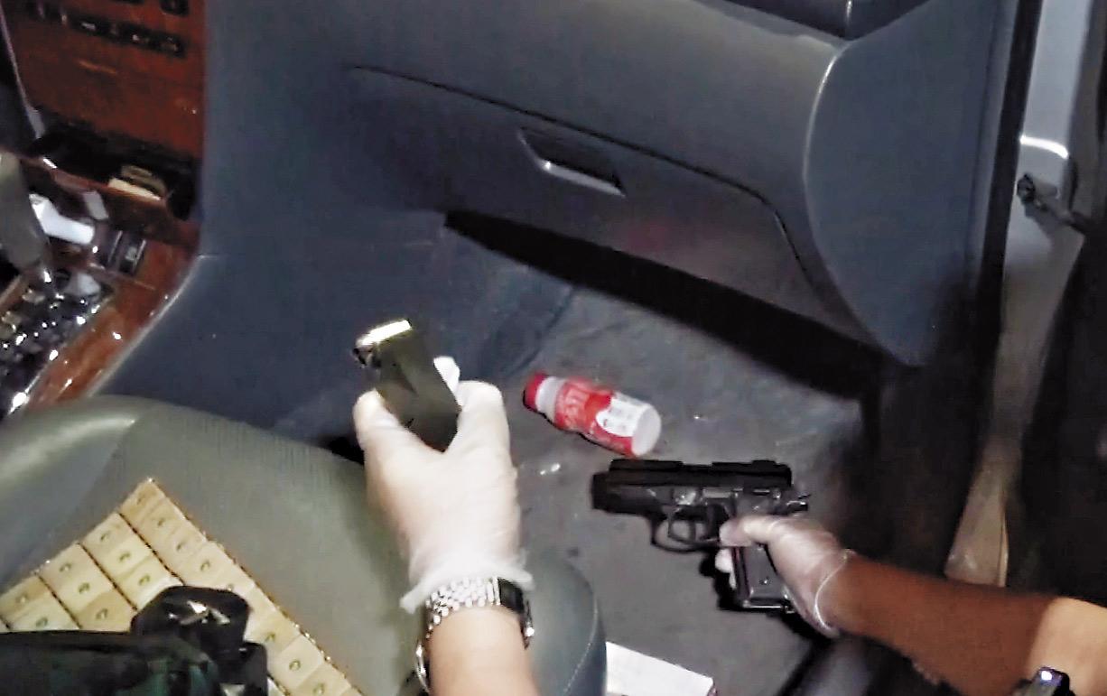 警方在麥當勞逮捕洪嫌後，在車上搜出已經上膛的90手槍。