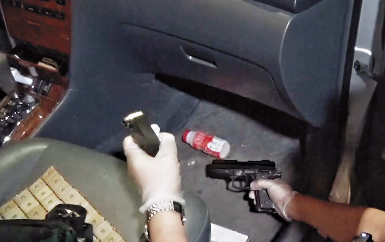 警方在麥當勞逮捕洪嫌後，在車上搜出已經上膛的90手槍。