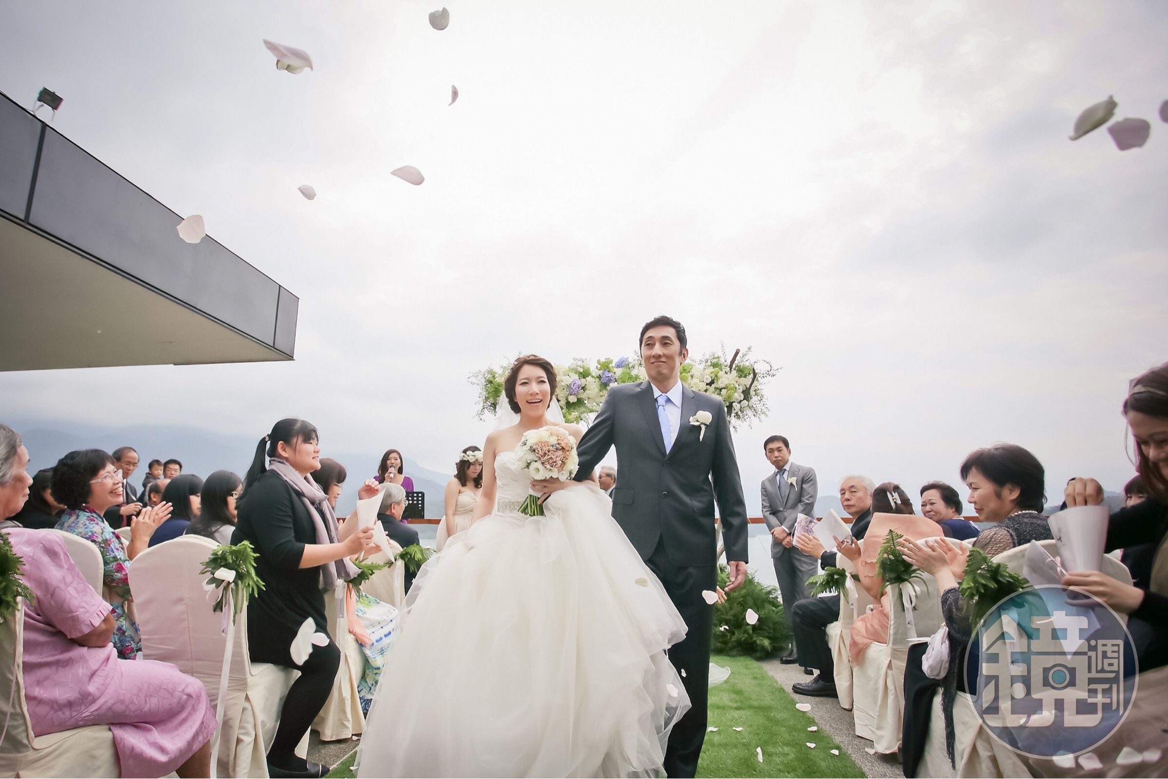 野崎孝男（右）與一起太太移居台南，圖為2年前結婚的婚禮照。（野崎孝男提供）