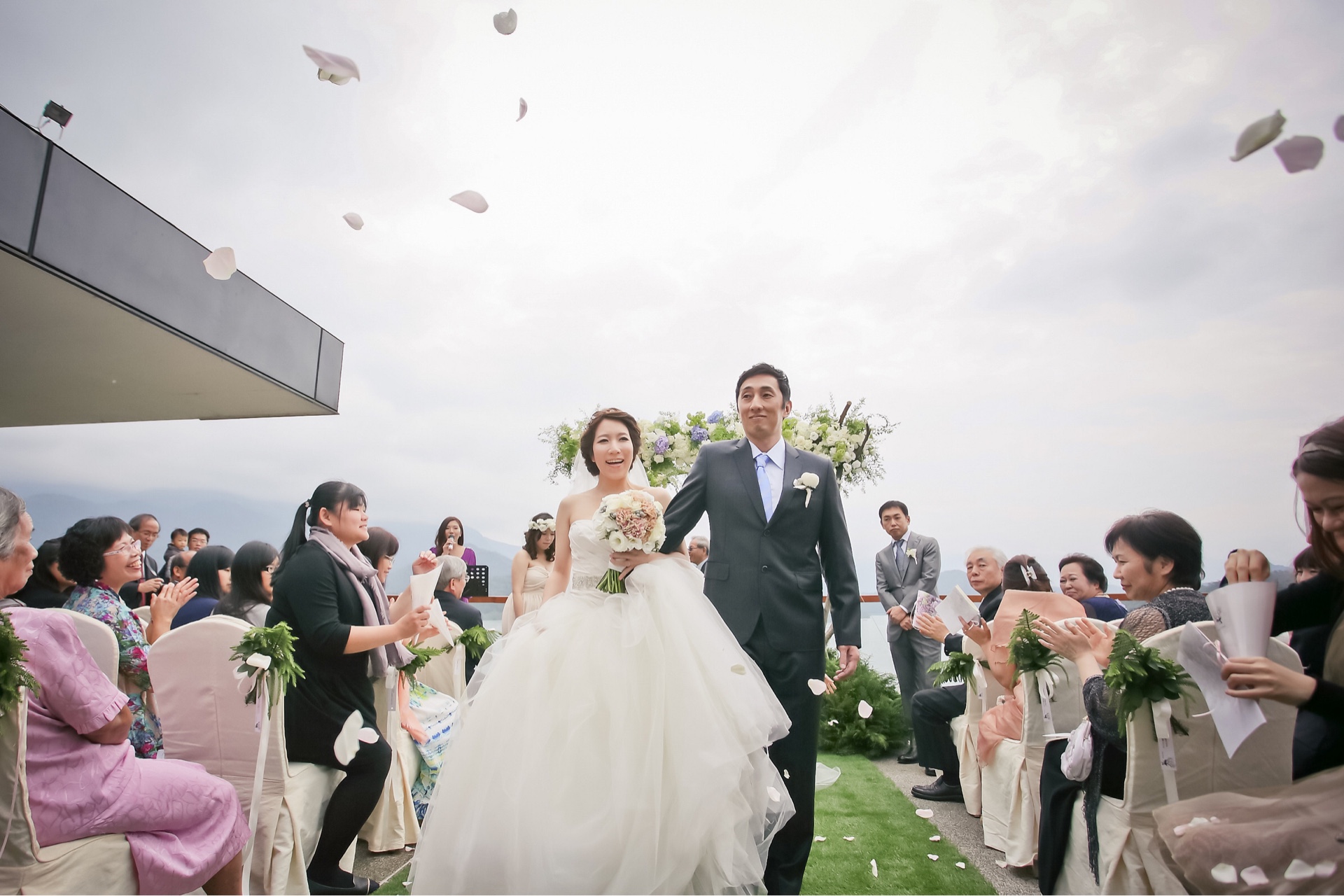 野崎孝男（右）與一起太太移居台南，圖為2年前結婚的婚禮照。（野崎孝男提供）