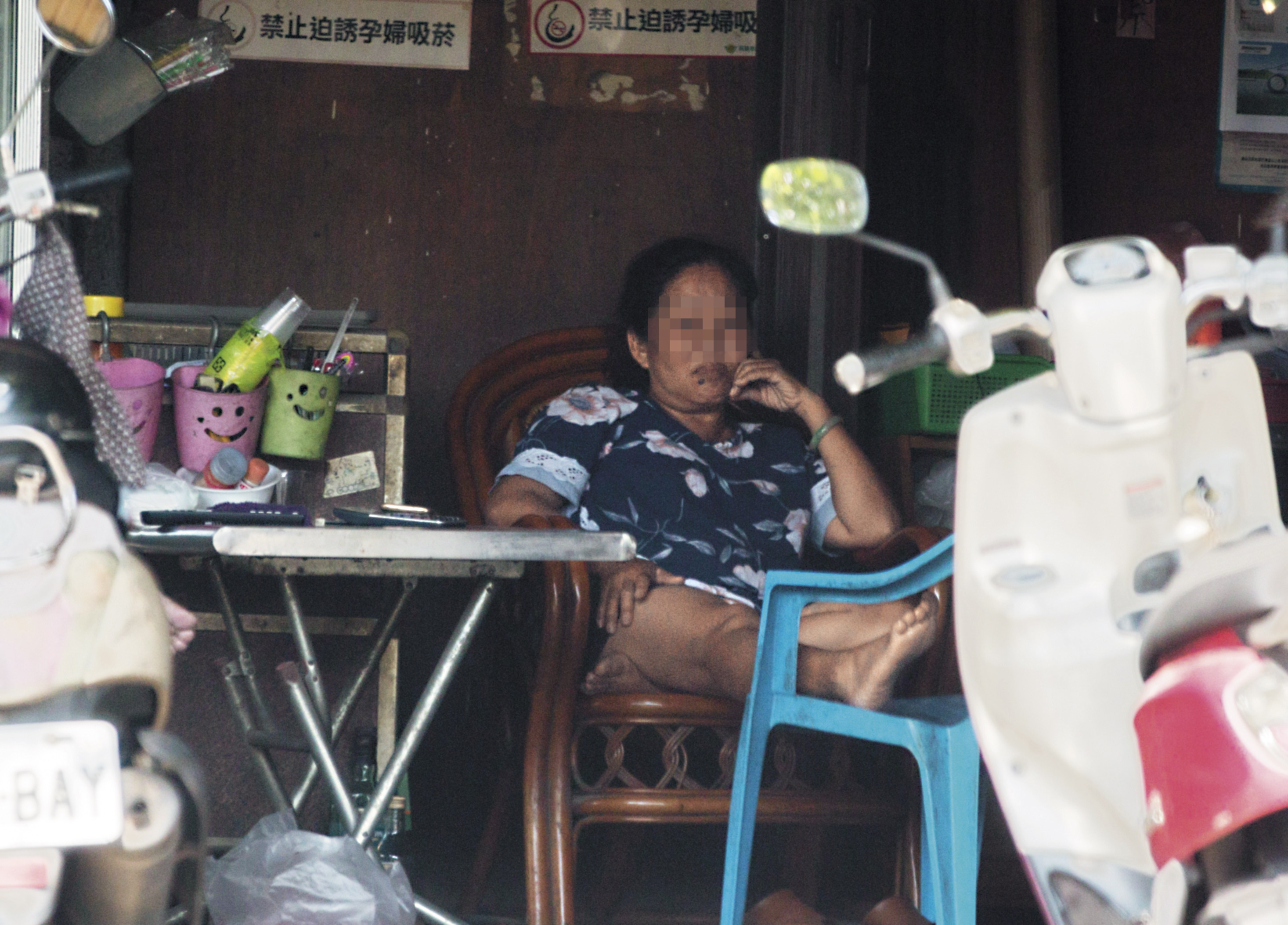 兒子強出頭代為討債，卻惹出擄人殺人棄屍案件，柯母坐在檳榔攤前無助又難過。