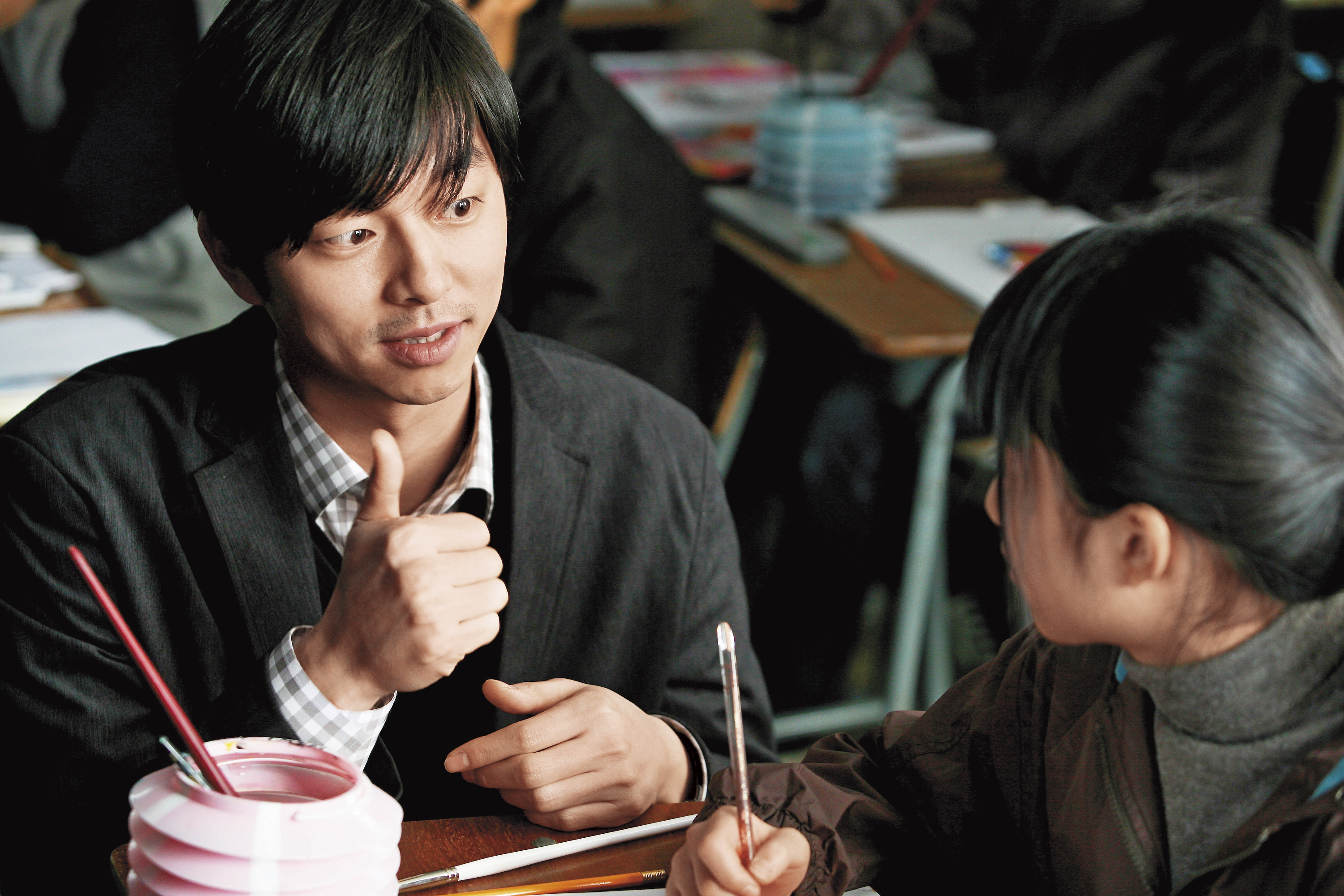 韓國藝人孔劉（左）所主演的電影《熔爐》，劇情也是聽障生遭學校老師性侵的悲劇，上映後引起極大迴響。（翻攝電影《熔爐》）