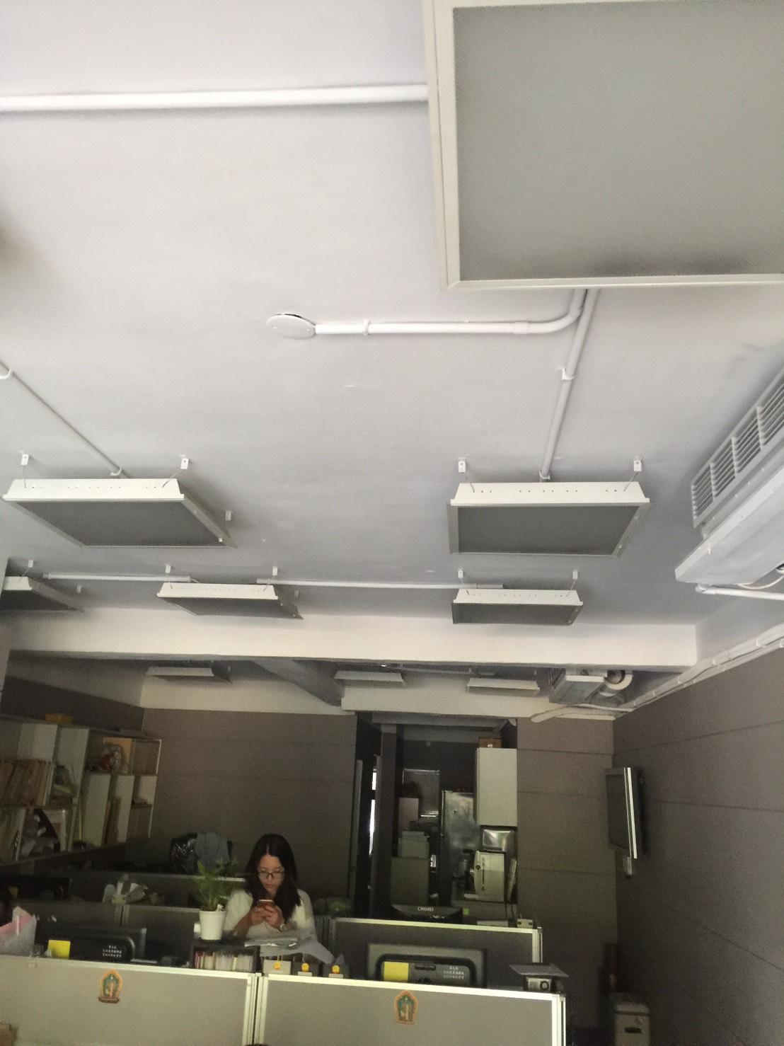 今天下午陸續傳出停電災情,辦公室無電可用。(民眾提供)
