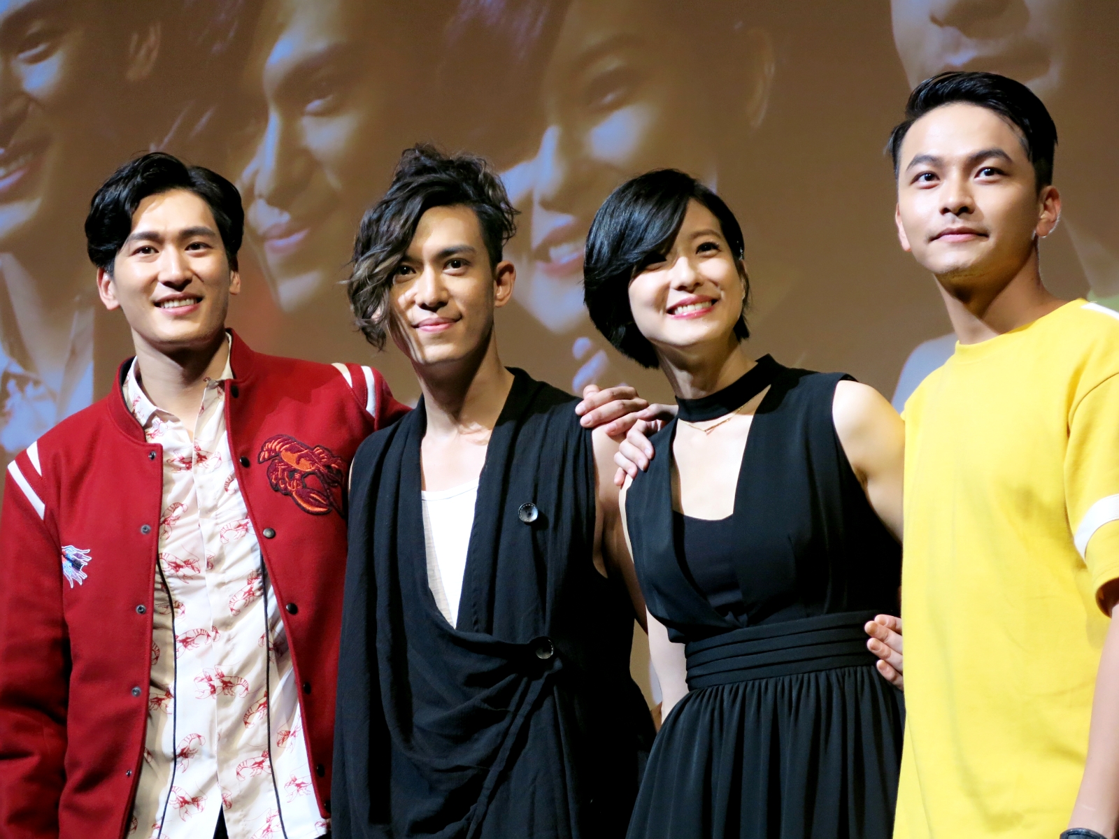 喜歡唱歌的賴雅妍為此獻上自彈自唱，彩排時因為太過緊張而落淚的她，正式表演前，也和粉絲坦承這是她演藝生涯上最困難的一段演出。