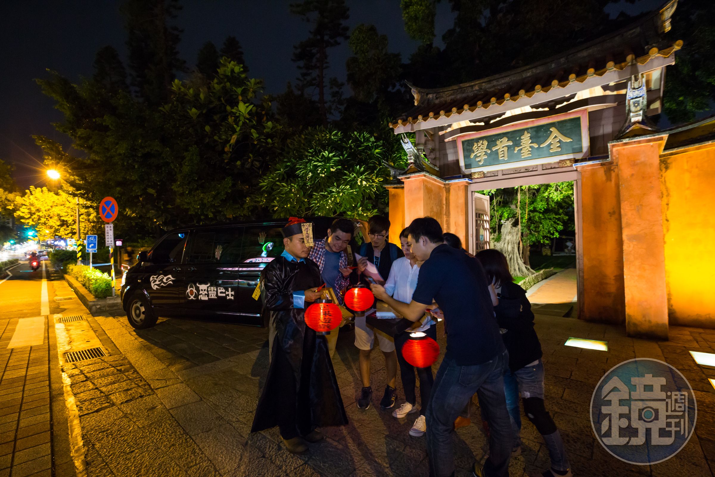 「惡靈巴士」讓遊客在夏夜裡一邊玩遊戲、一邊探索台南古城，順便裝神弄鬼找樂子。