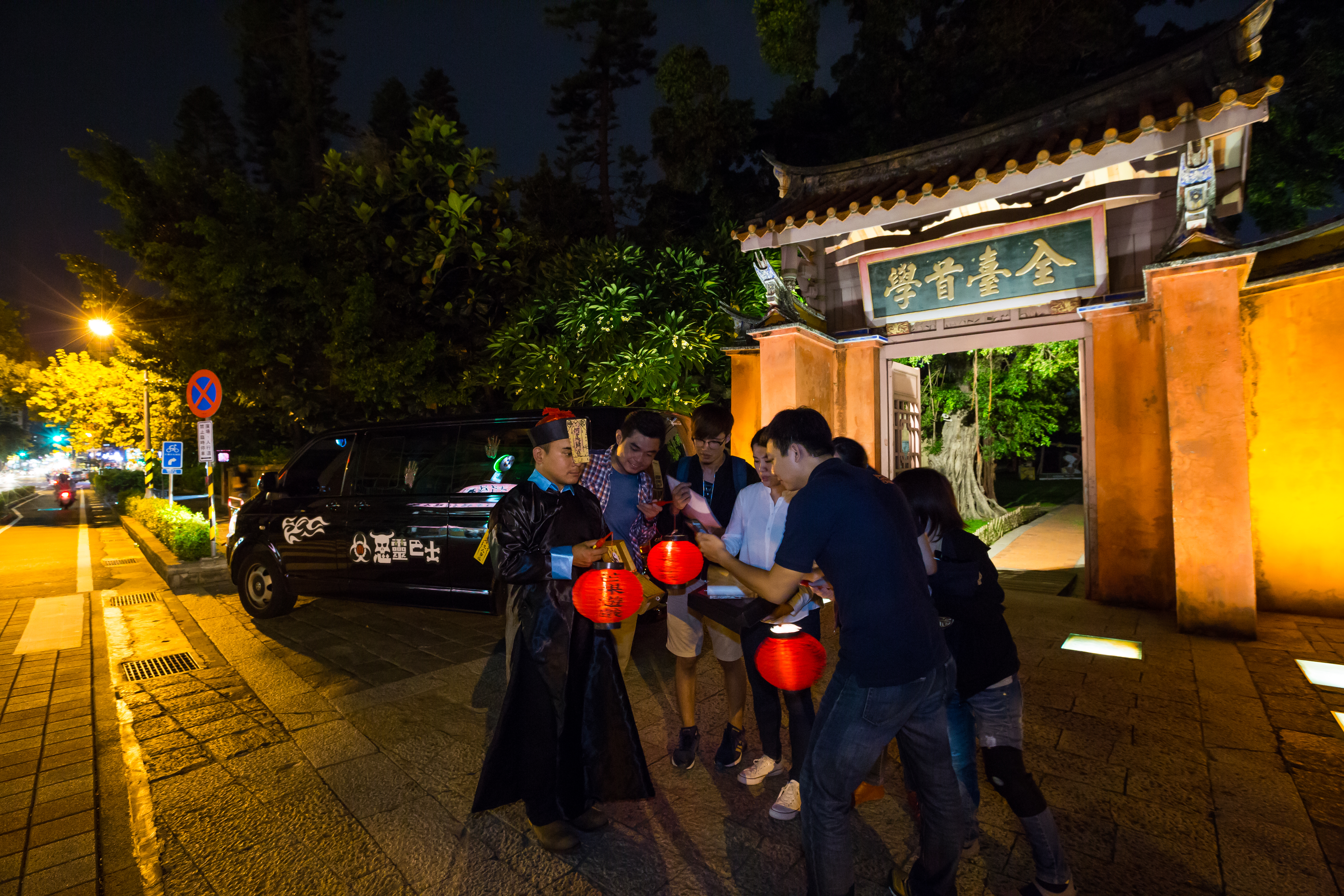 「惡靈巴士」讓遊客在夏夜裡一邊玩遊戲、一邊探索台南古城，順便裝神弄鬼找樂子。