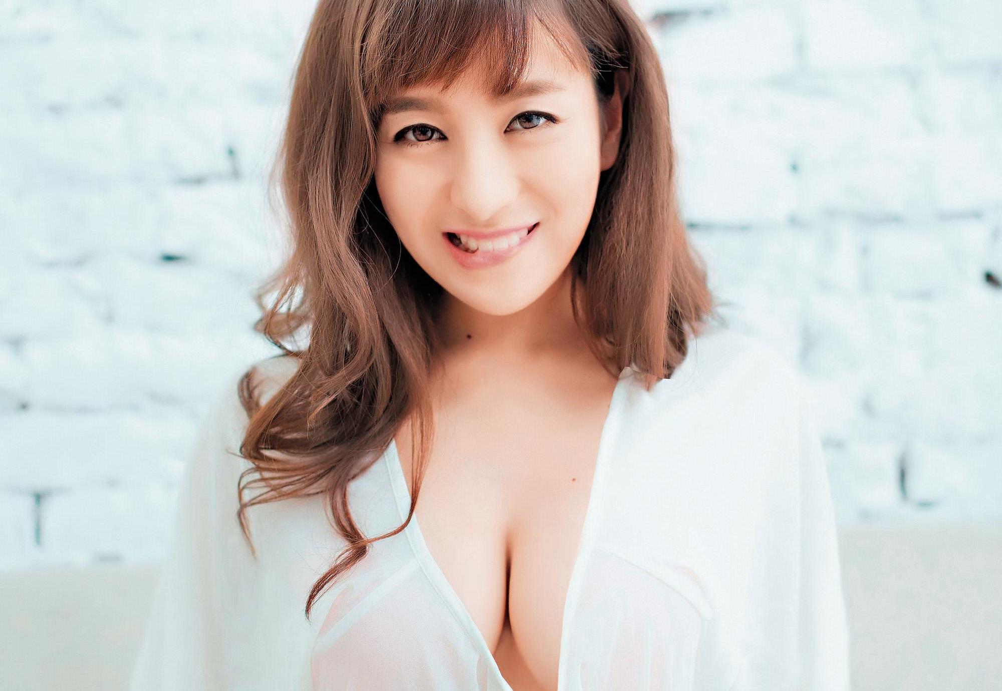 凱莉擁有32C傲人美乳，去年拍攝寫真集和大家分享。