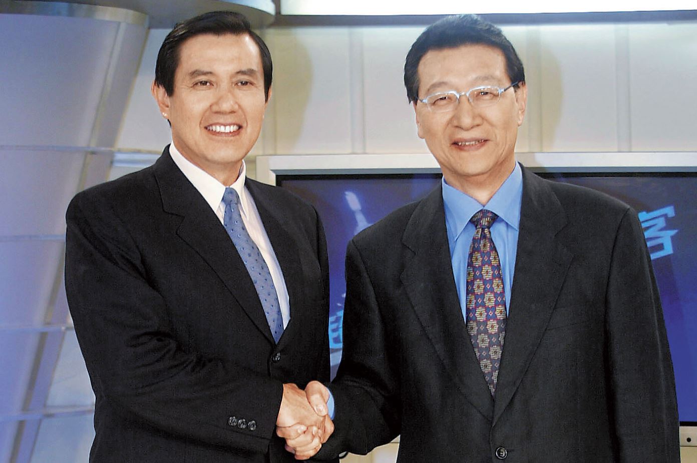 趙少康（右）主持政論節目，還邀請馬英九（左）上電視暢談施政理念，2人握手留影。（聯合知識庫）