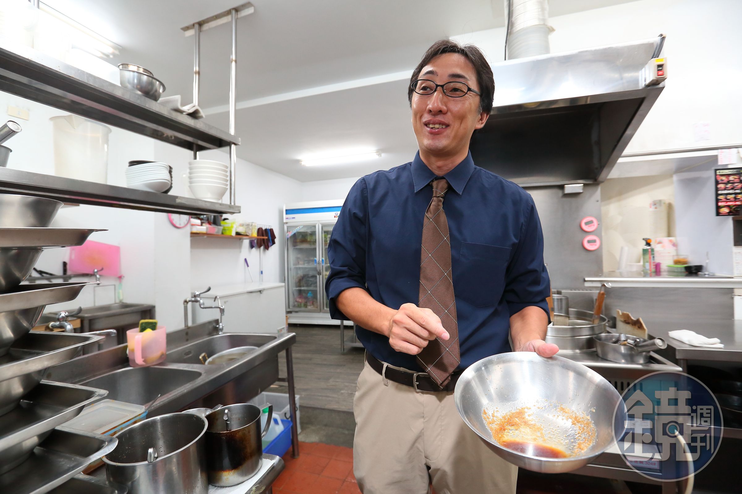 野崎孝男認為，日本人喜歡的拉麵店，價格約在3、4百日圓，麵裡面也有叉燒肉、半熟蛋等配料，裝潢簡單如同台灣路邊的小吃店。