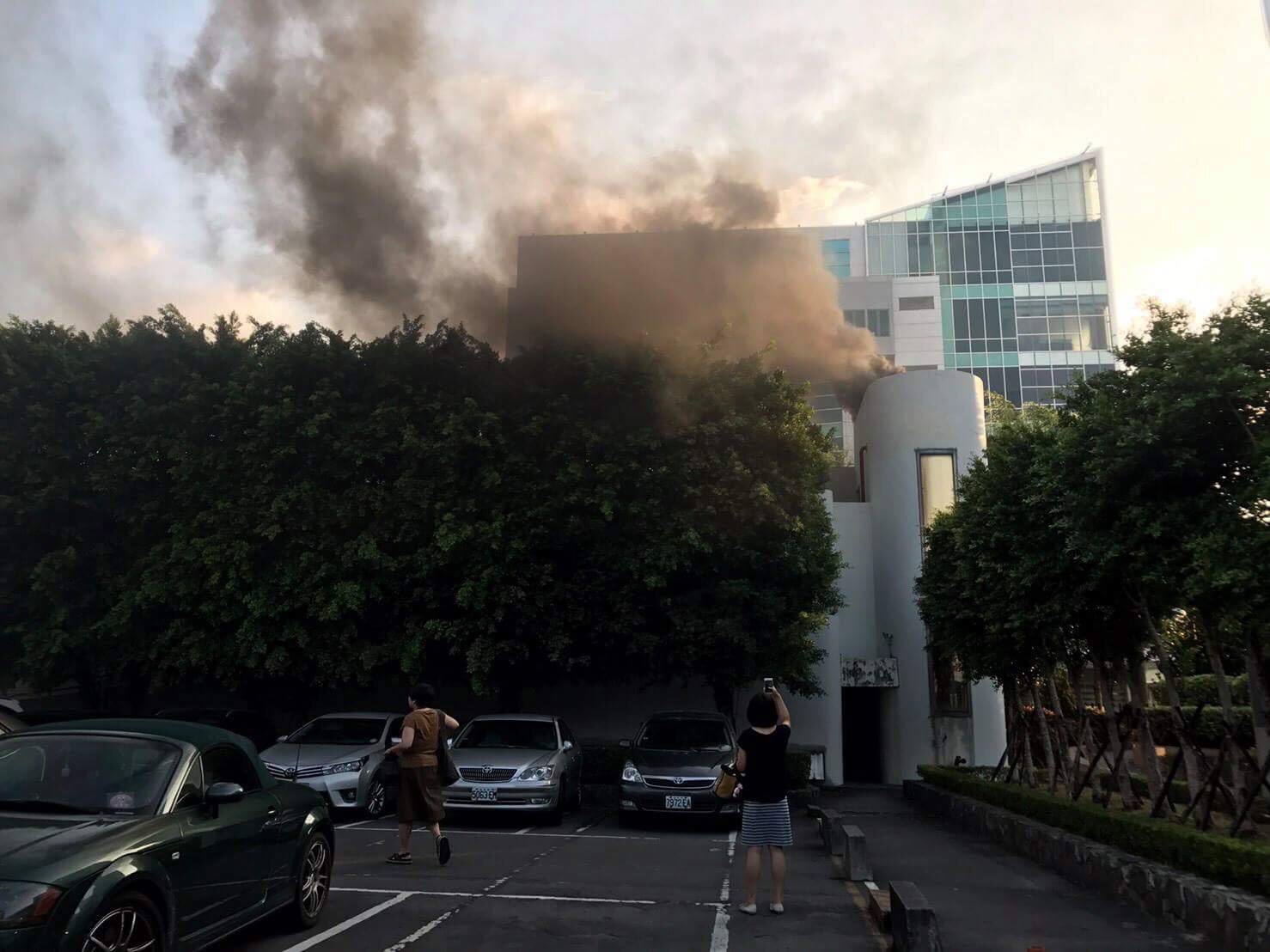 鴻海土城總部受到停電影響，啟用備用電源冒出黑煙。（讀者提供）