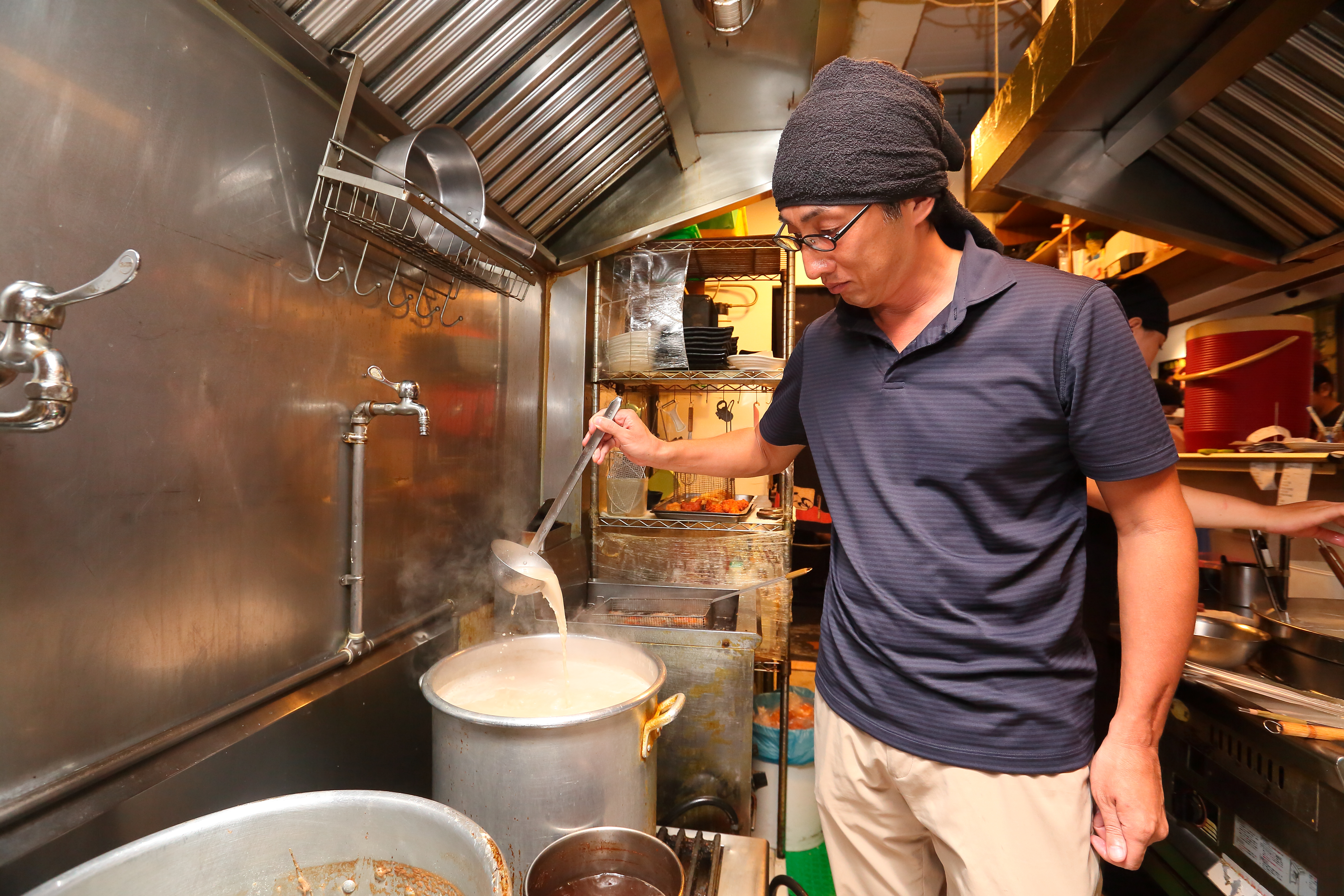 野崎孝男從小飽受家庭暴力和同學罷凌，讓他設立獎學金，鼓勵中低收入戶學生。