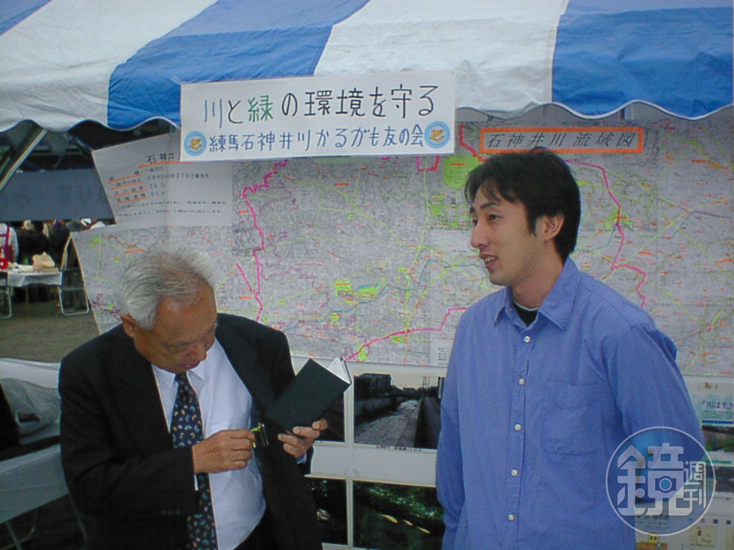 從小看過太多社會矛盾與畸形，讓野崎孝男（右）大學畢業後，決定成為記者，2003年更投入選舉，當選東京都練馬區區議員。