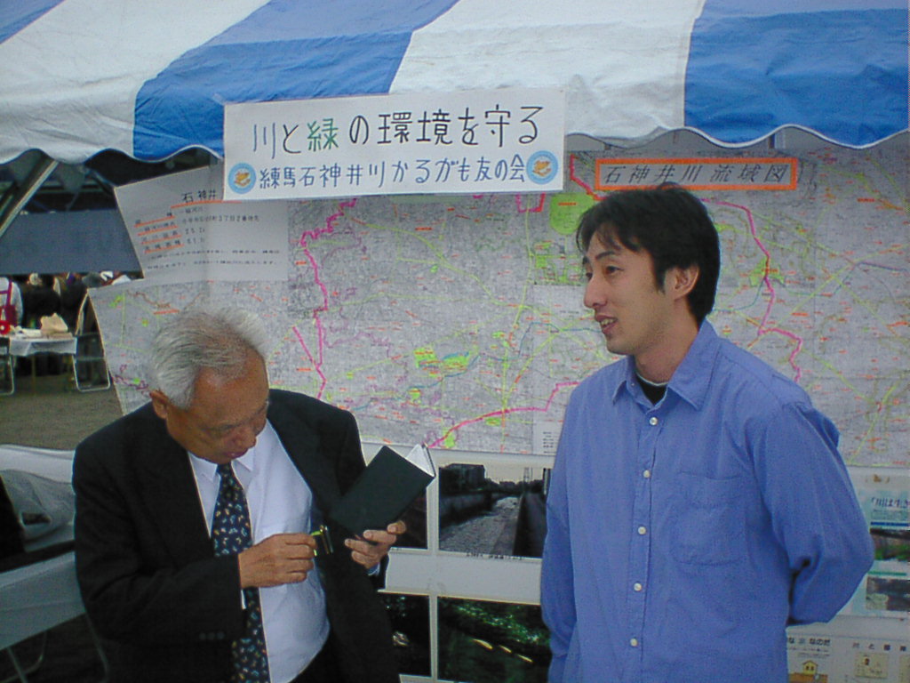 從小看過太多社會矛盾與畸形，讓野崎孝男（右）大學畢業後，決定成為記者，2003年更投入選舉，當選東京都練馬區區議員。